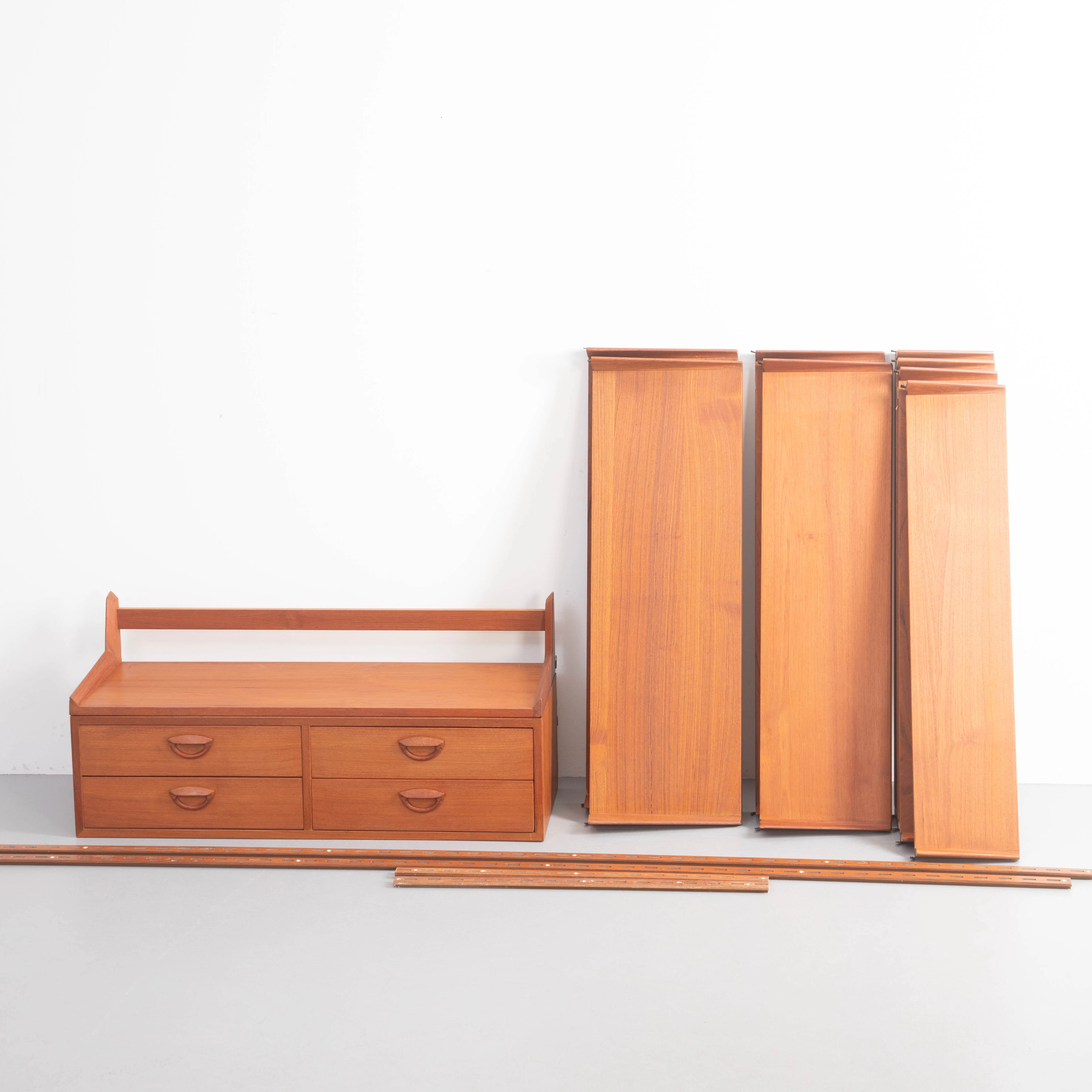 KAI KRISTIANSEN. Feldballe Møbelfabrik. Wandregalsystem 'FM' aus Teak