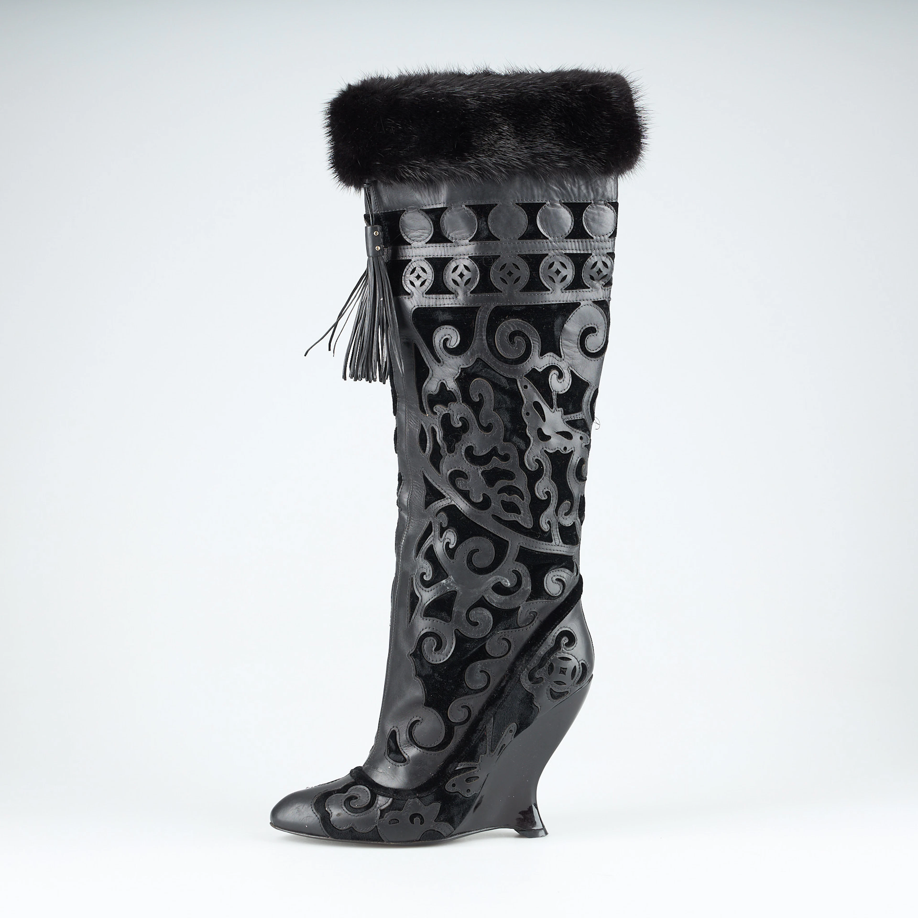 YVES SAINT LAURENT, stövlar, svart läder och mockaläder, päls.