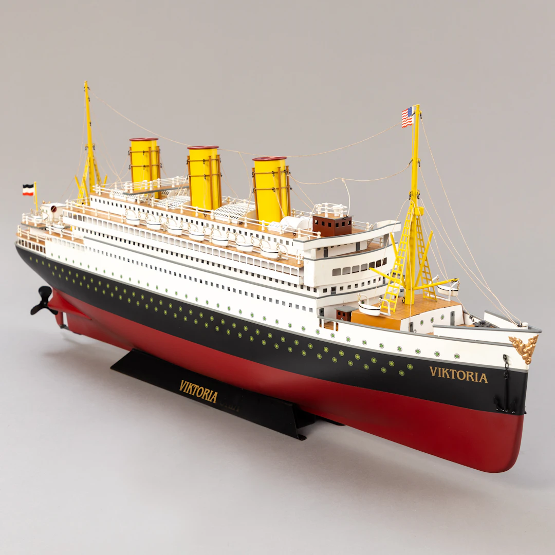MÄRKLIN. Passagierdampfer ´Viktoria` auf Wellenfuß, Göppingen 2002.