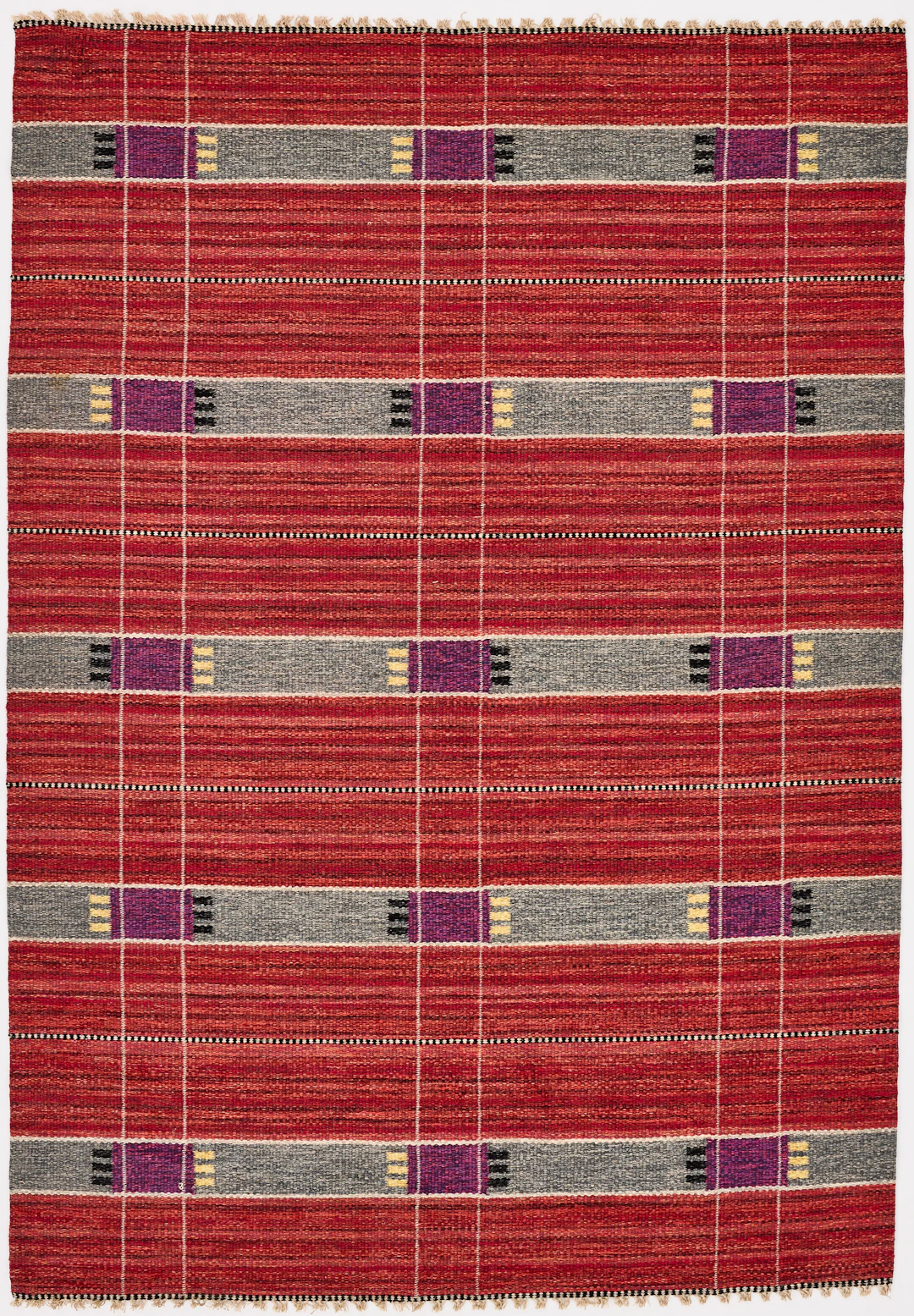 RAKEL CALANDER. Matta, rölakan, geometrisk dekor mot röd botten, 242 x 169 cm.