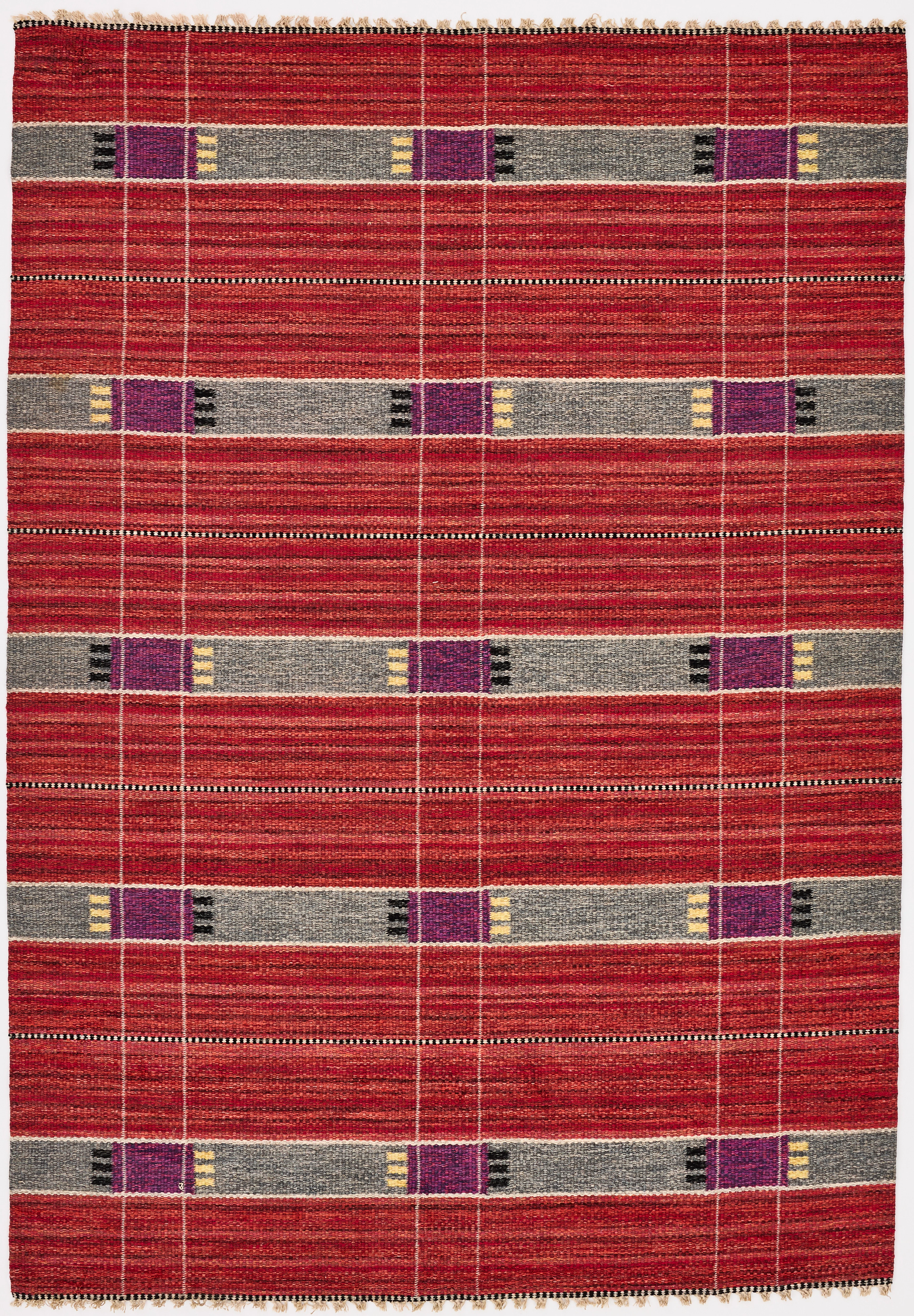 RAKEL CALANDER. Matta, rölakan, geometrisk dekor mot röd botten, 242 x 169 cm.