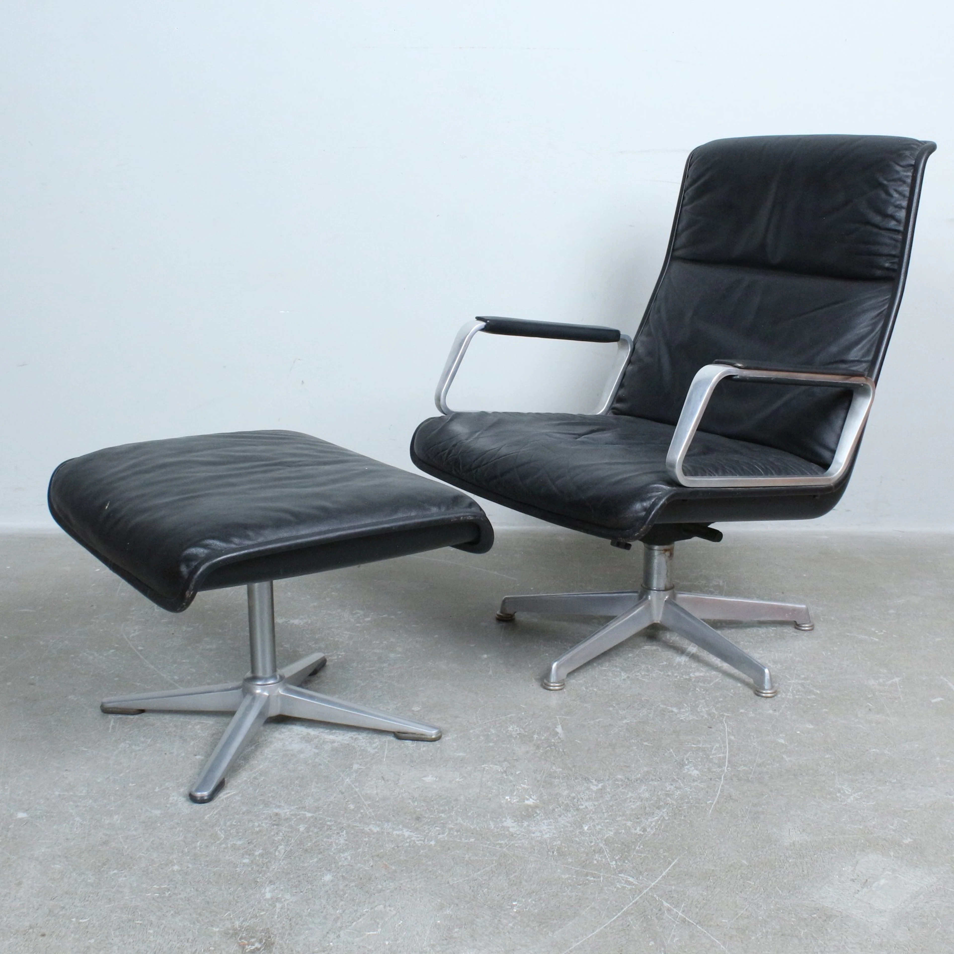 WILKHAHN. Drehbarer Sessel + Ottomane, Delta 2000, Aluminium, Leder