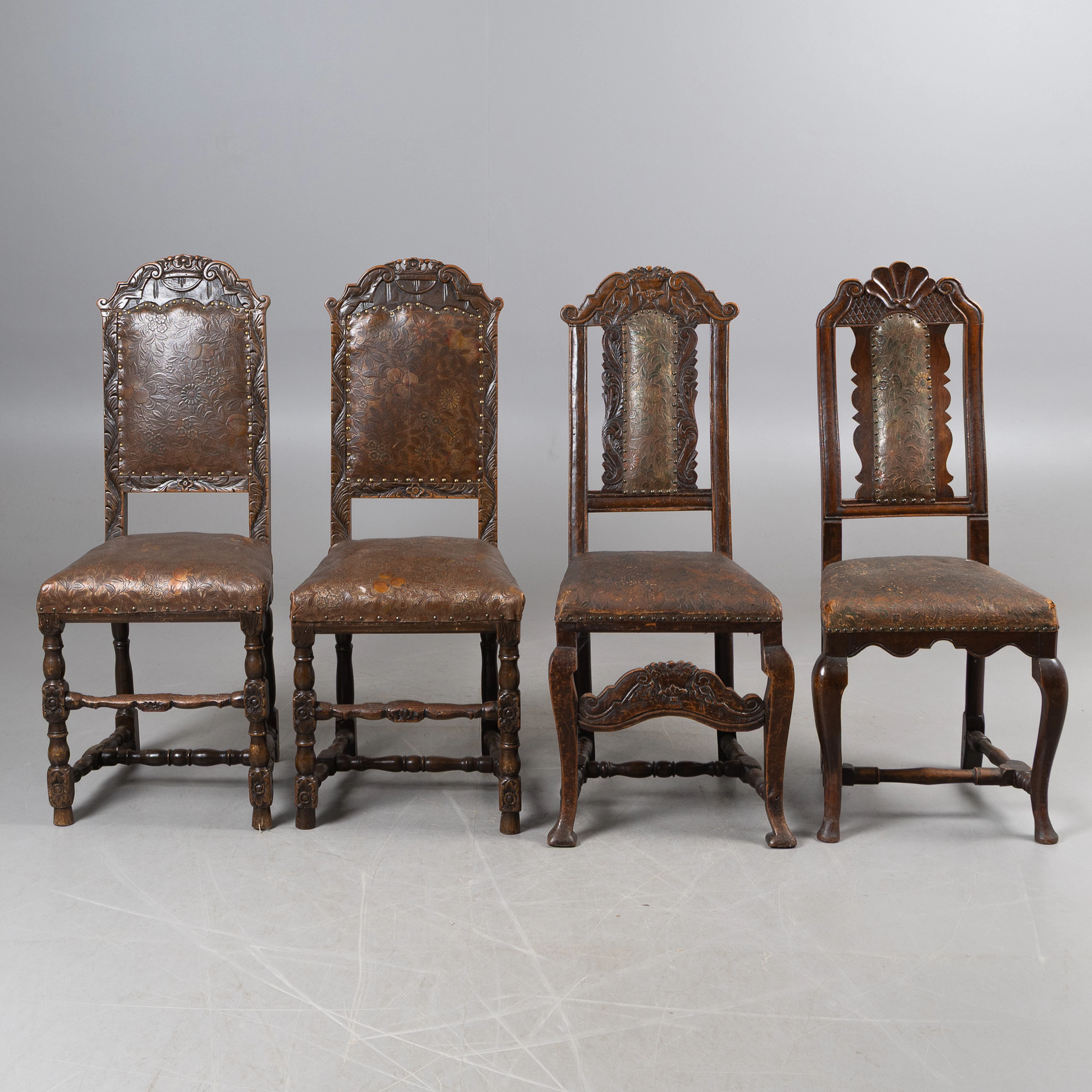 STOLAR, 4 stycken, 17/1800-tal, ek, klädda med gyllenläder.