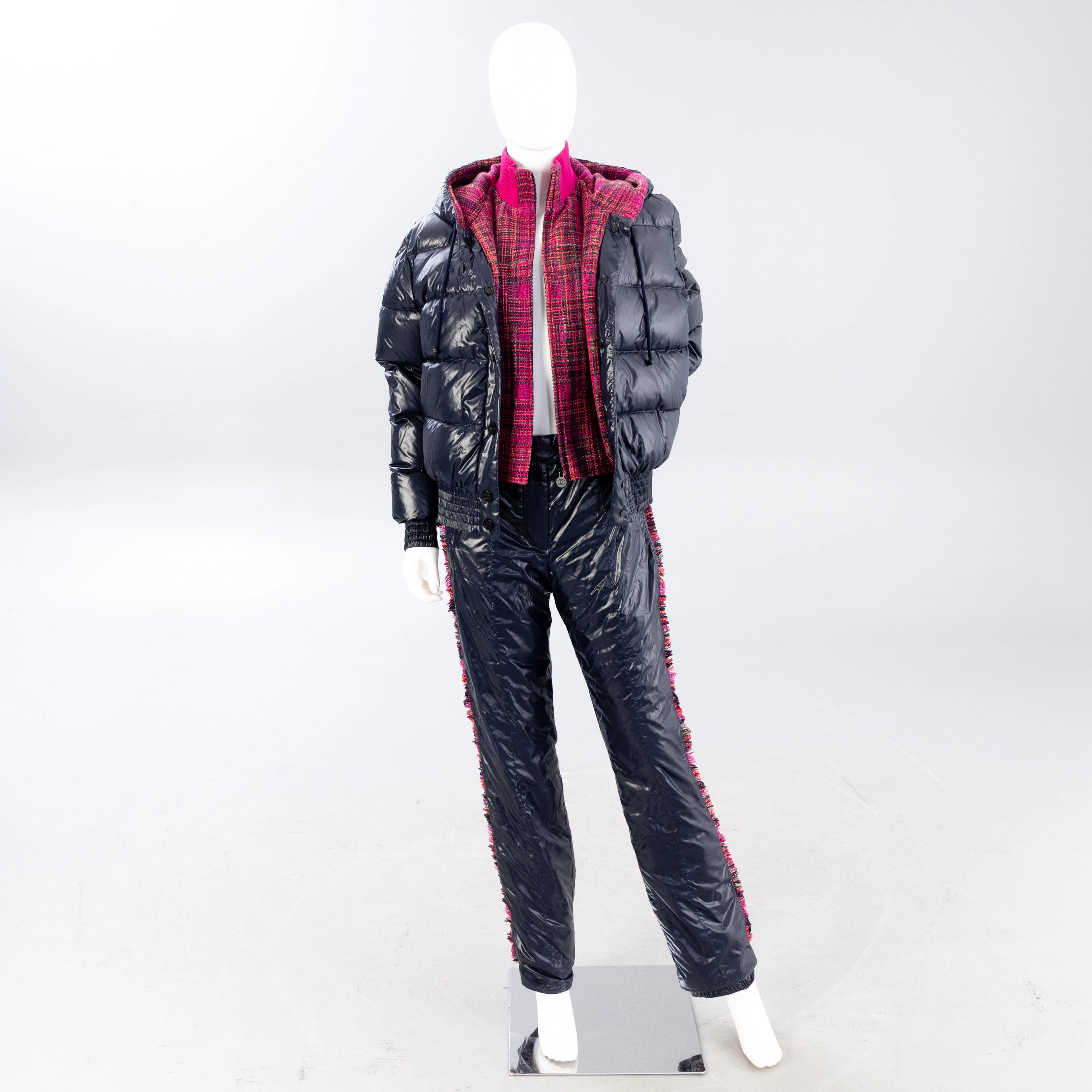 CHANEL. Daunenjacke (FR 40) und Skihose (FR 36), „Coco Neige“, 2018.