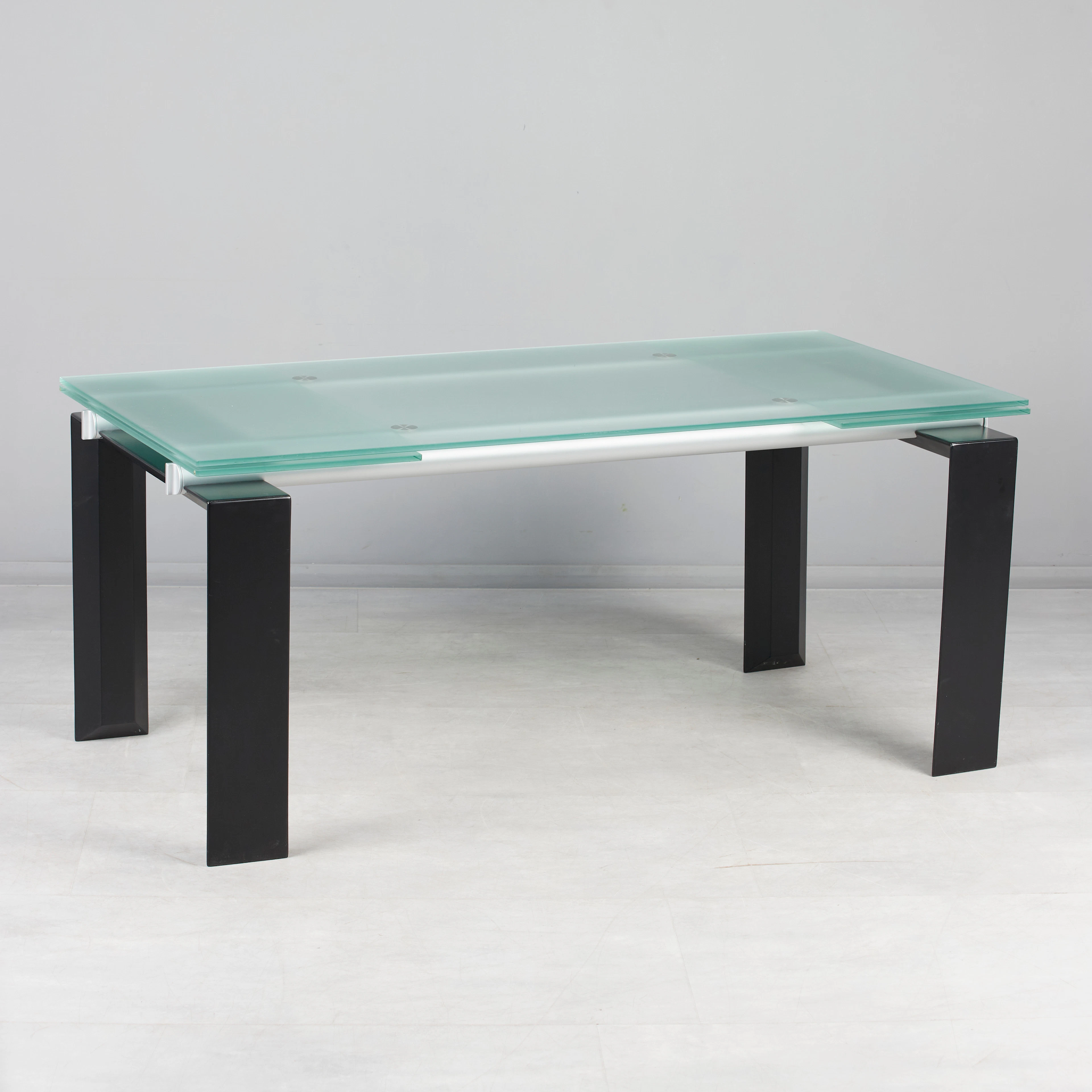 DECOMA DESIGN. Desalto, ausziehbarer Esstisch, Modell 'Stilt', Metall