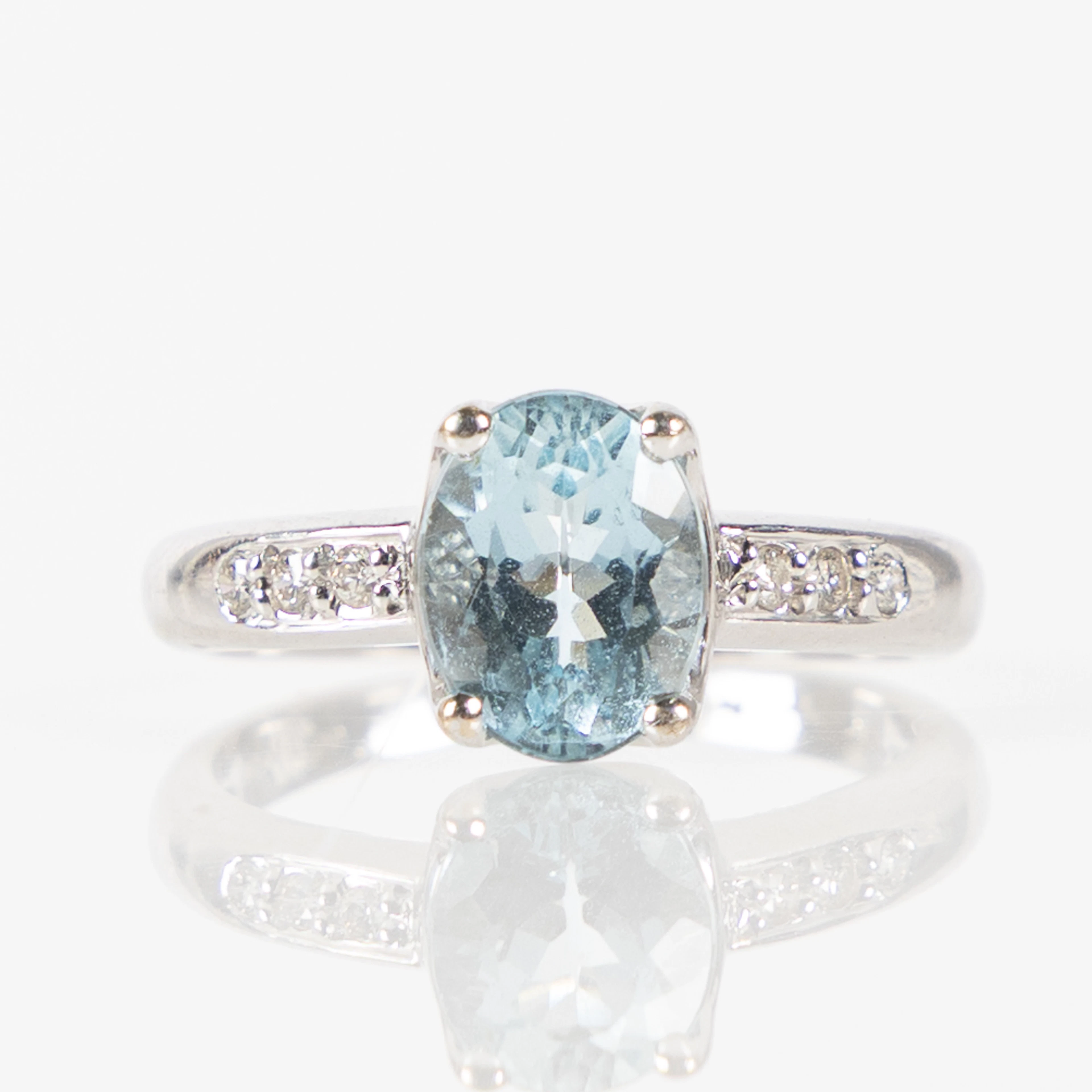 RING, 18K vitguld med akvamarin och diamanter.