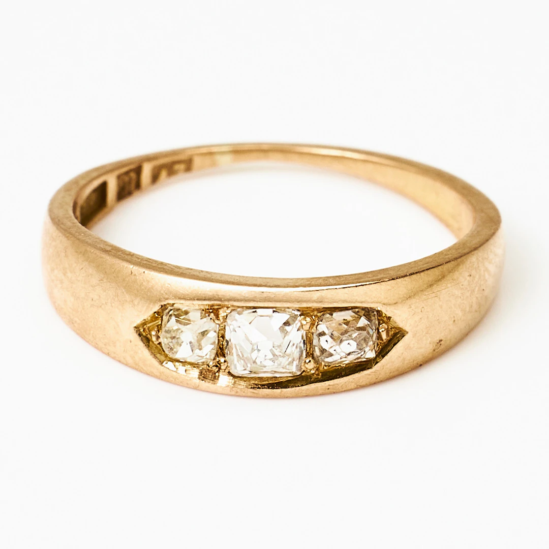 RING, 18 k guld, 3 antikslipade diamanter, centersten liknande Peruzzislipning