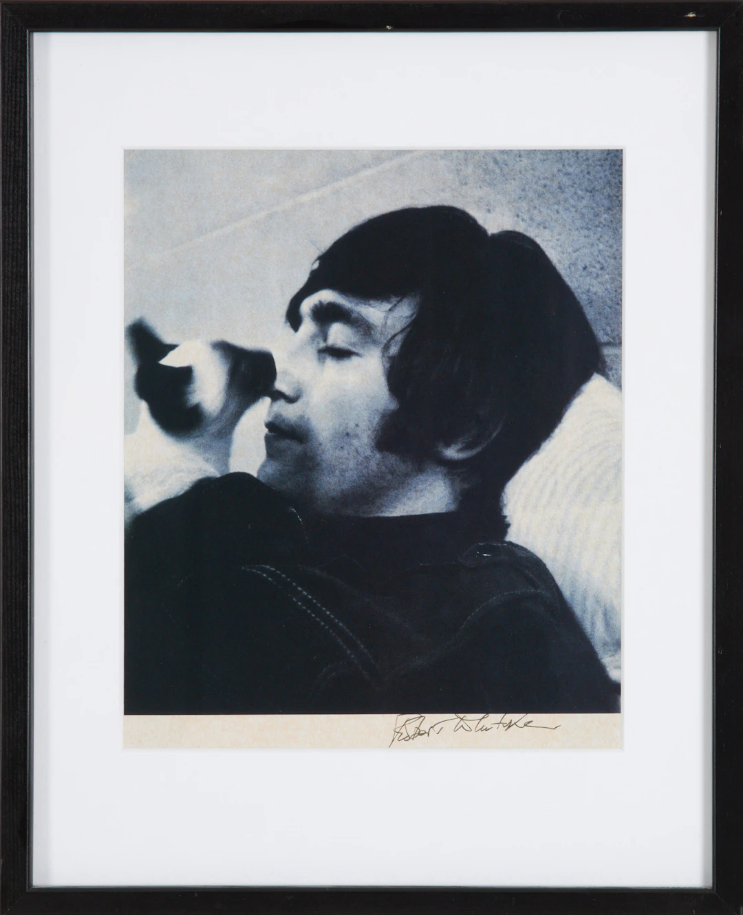 ROBERT WHITAKER. signerad bild, John Lennon med sin siames katt, senare
