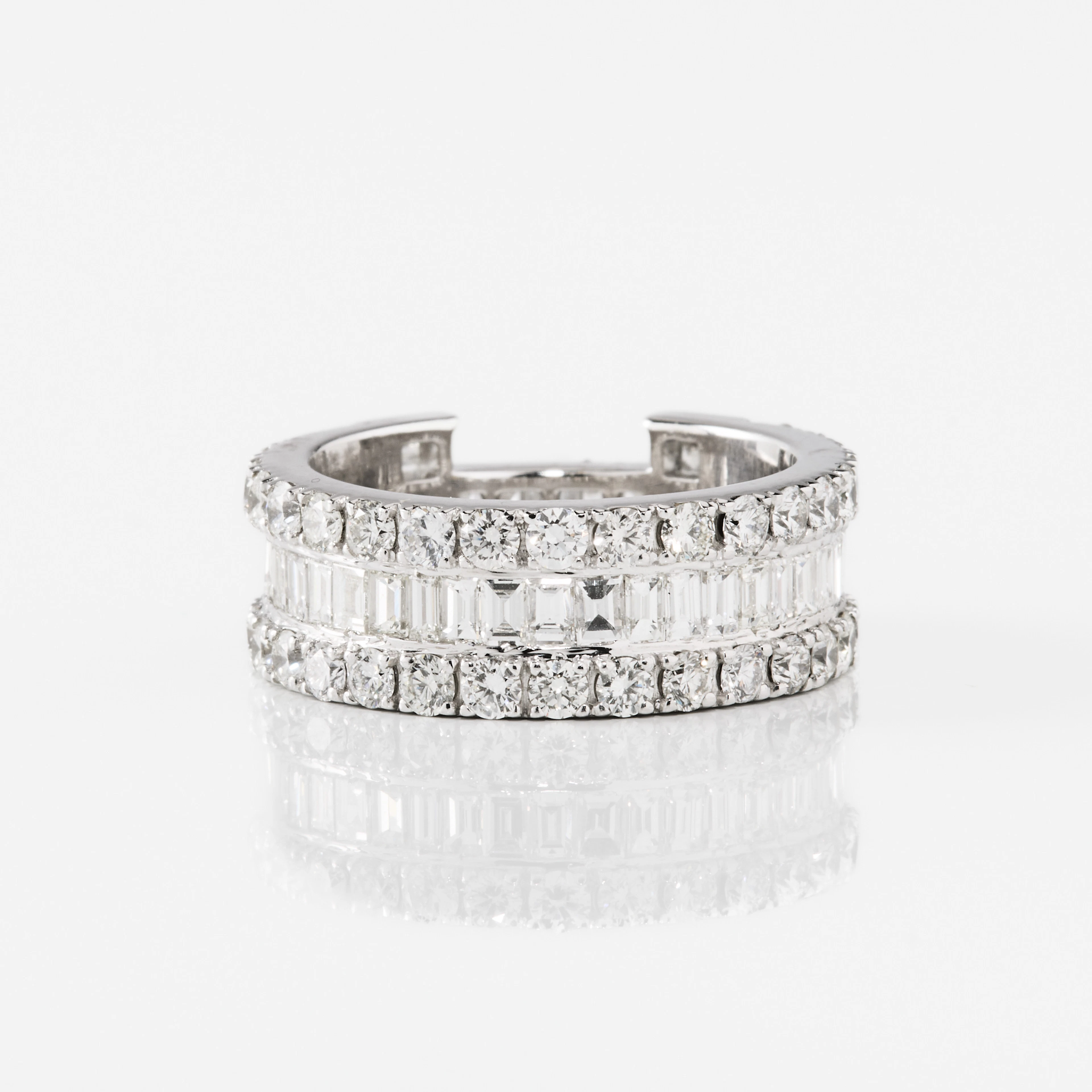 RING, 18K vitguld med diamanter.