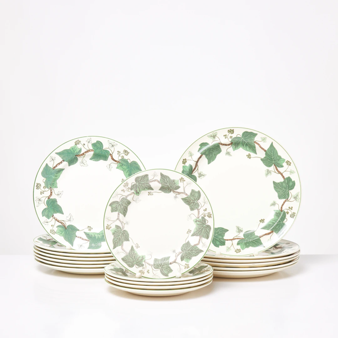 TALLRIKAR/ASSIETTER. 17 dlr, "Napoleon Ivy", Wedgewood, England.