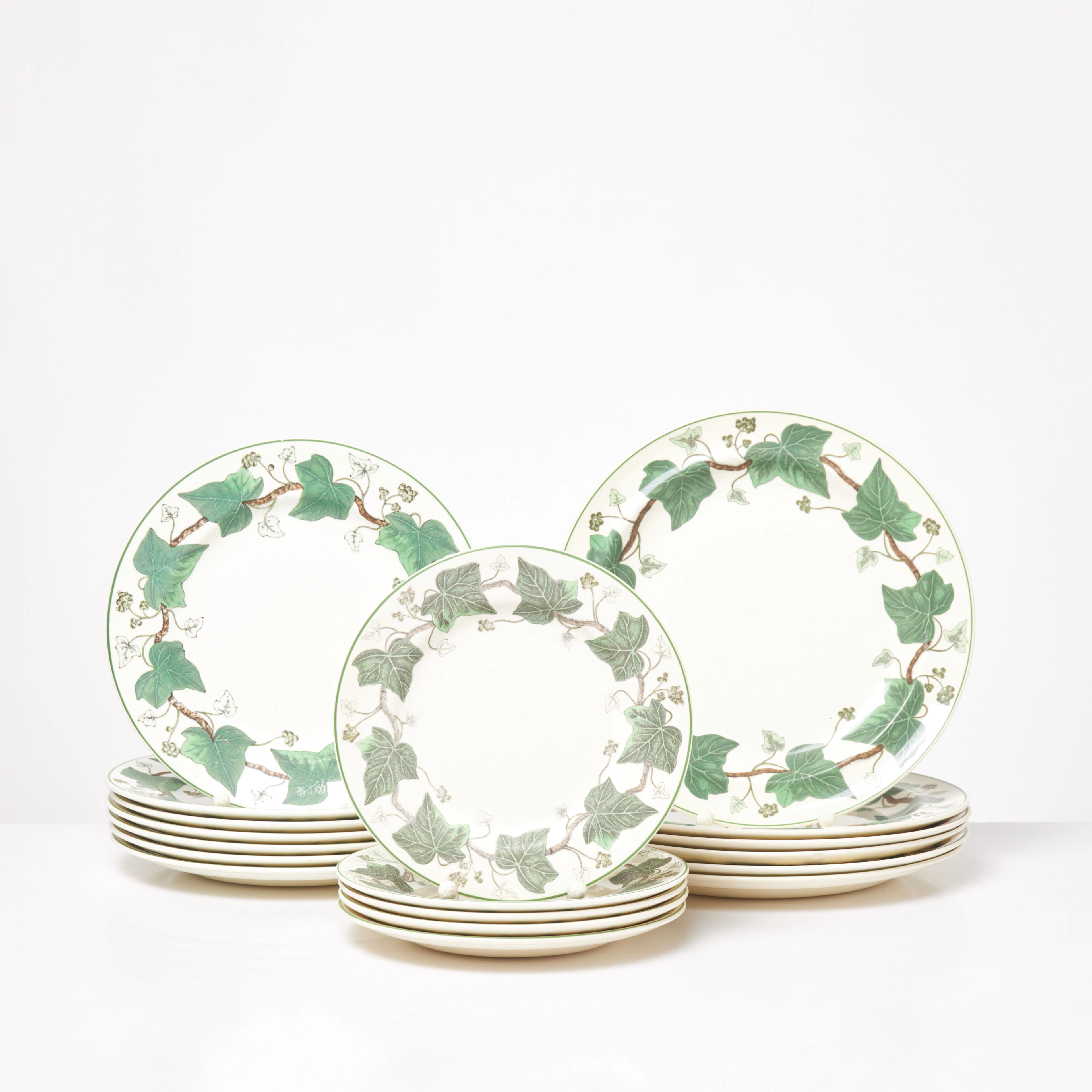 TALLRIKAR/ASSIETTER. 17 dlr, "Napoleon Ivy", Wedgewood, England.