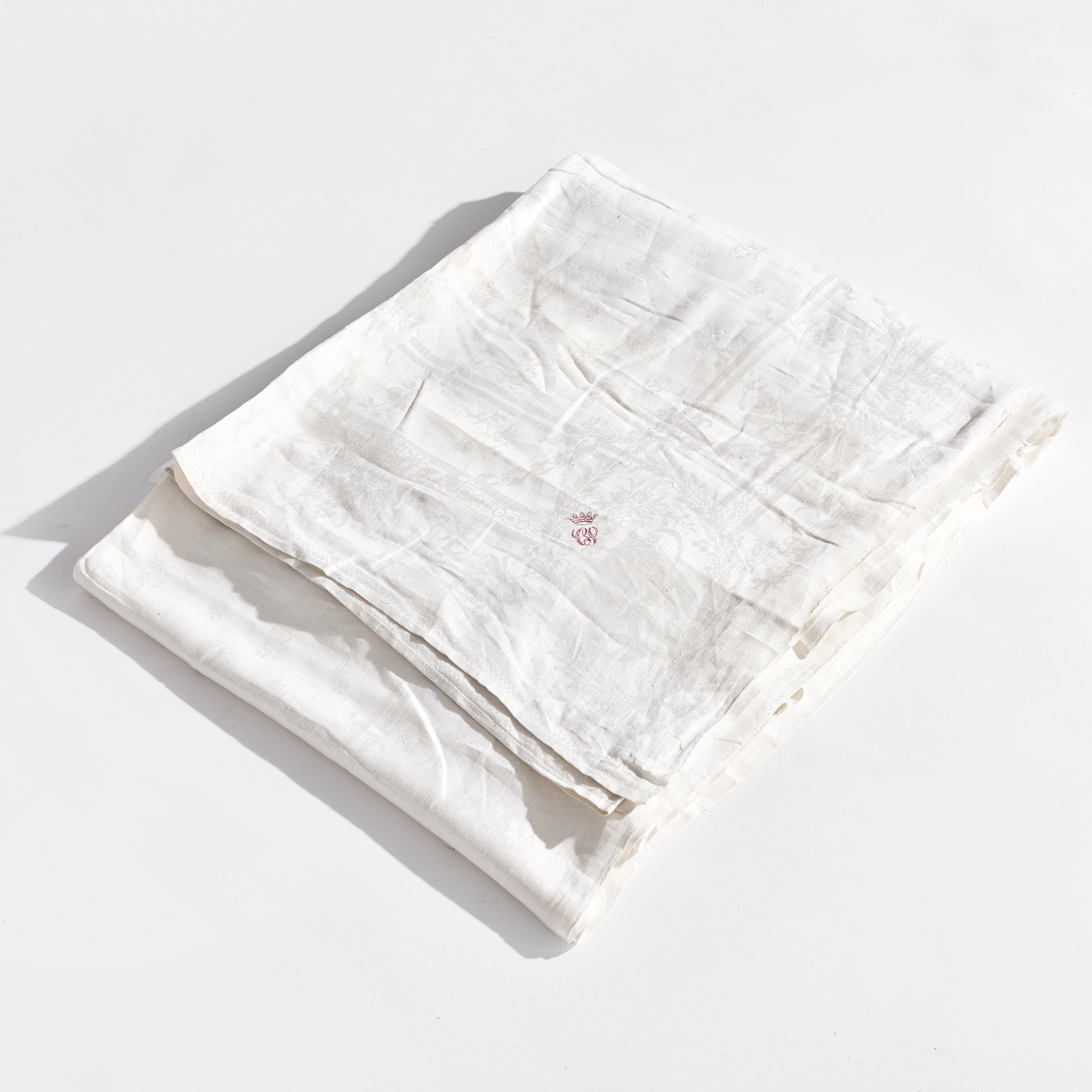 LINNEDAMASTDUK, broderat CS under grevlig krona, Sverige 1800-tal