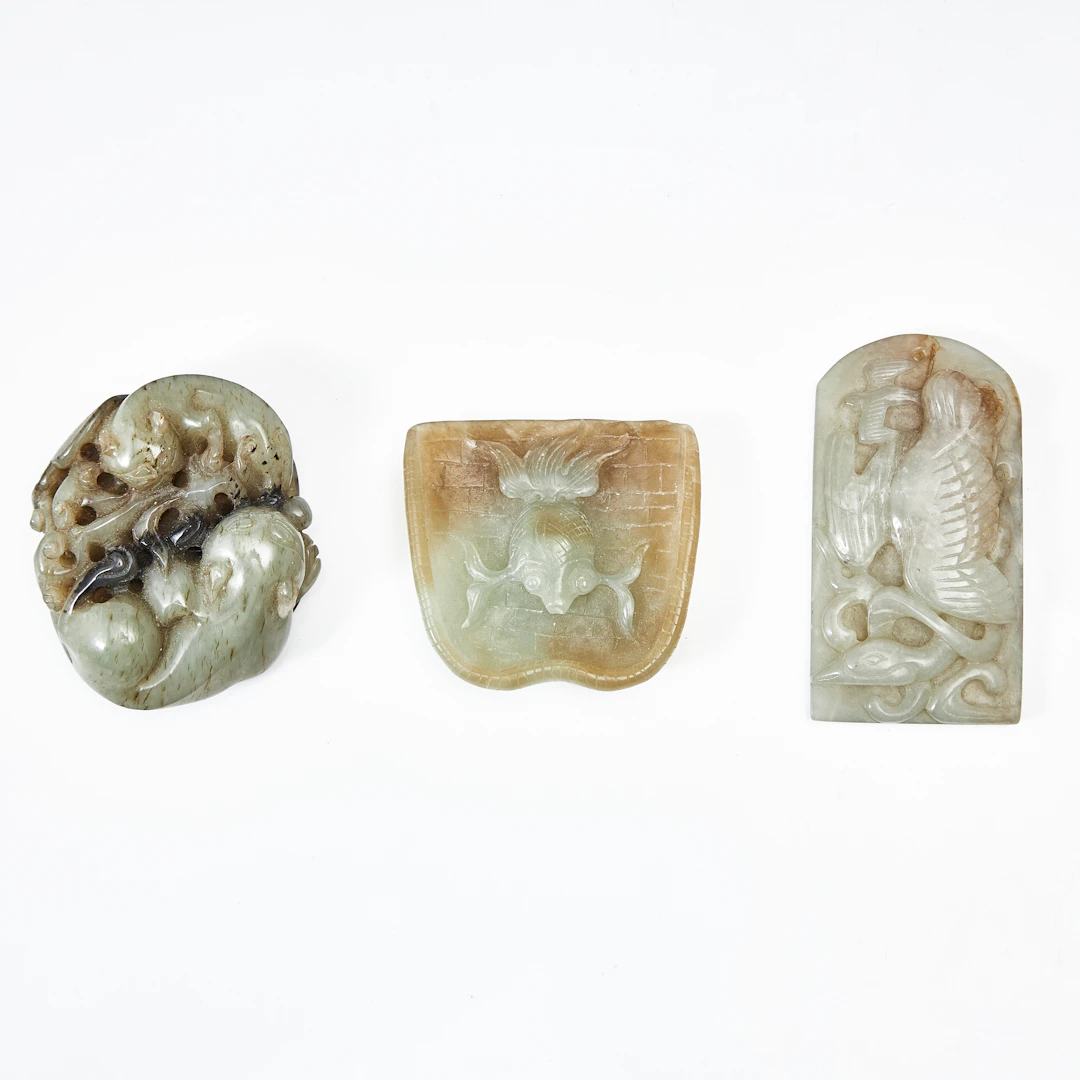 FIGURER, HÄNGE, 3 dlr., jade, Kina, 1900-tal, skuren dekor av djur.