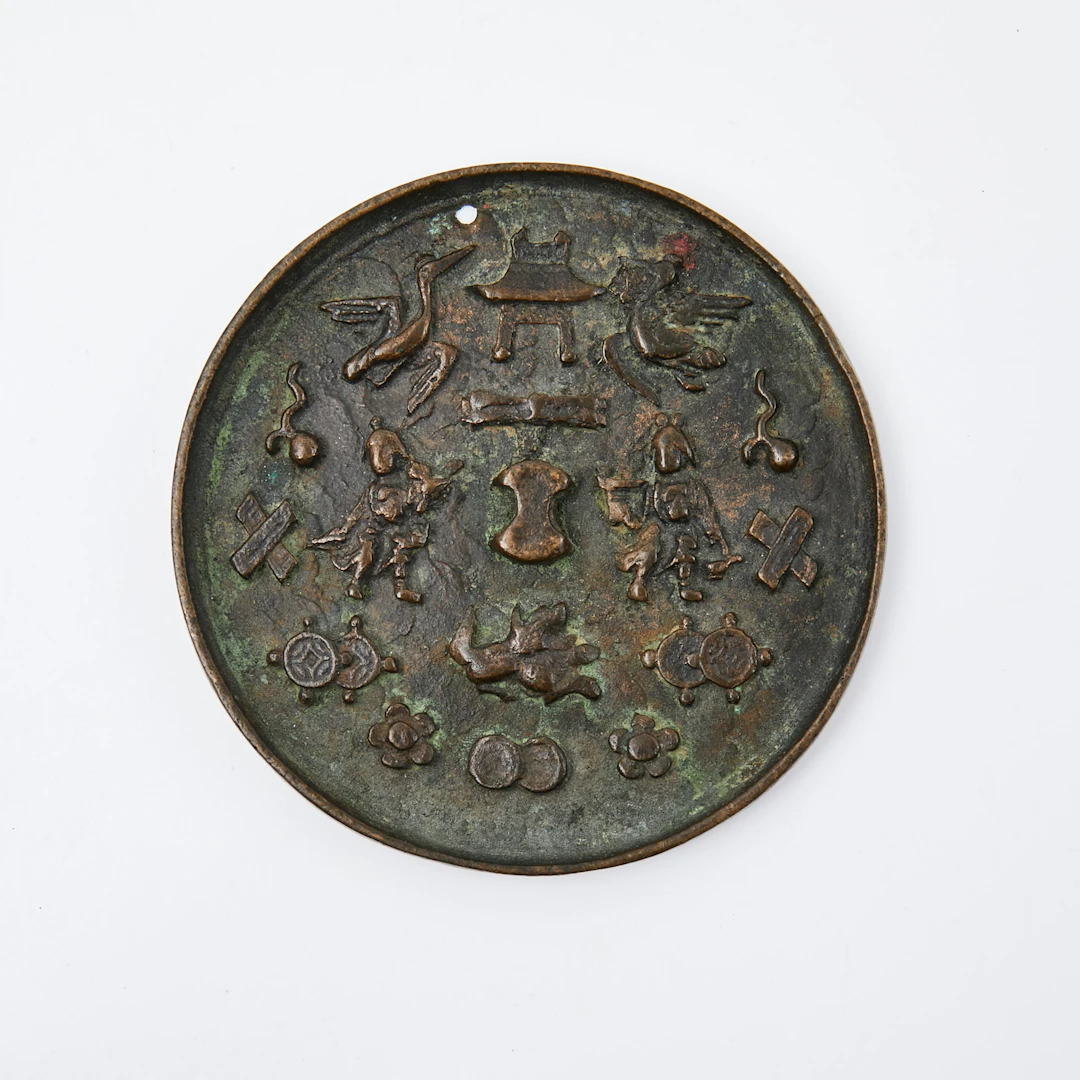 SPEGEL, brons, dekor i relief av bl.a. pagoder, figurer, tranor, Kina