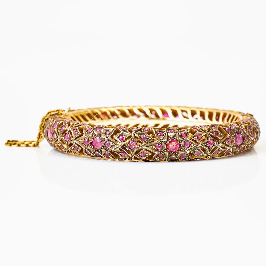 ARMRING, förgyllt silver, dekor med fasettslipade rosa safirer i genombruten