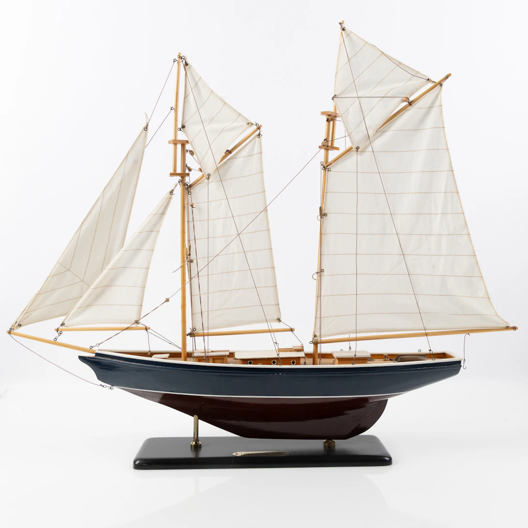 POND YACHT, seglande modell "Lovisa af Utö", bemålat köl, sydda segel