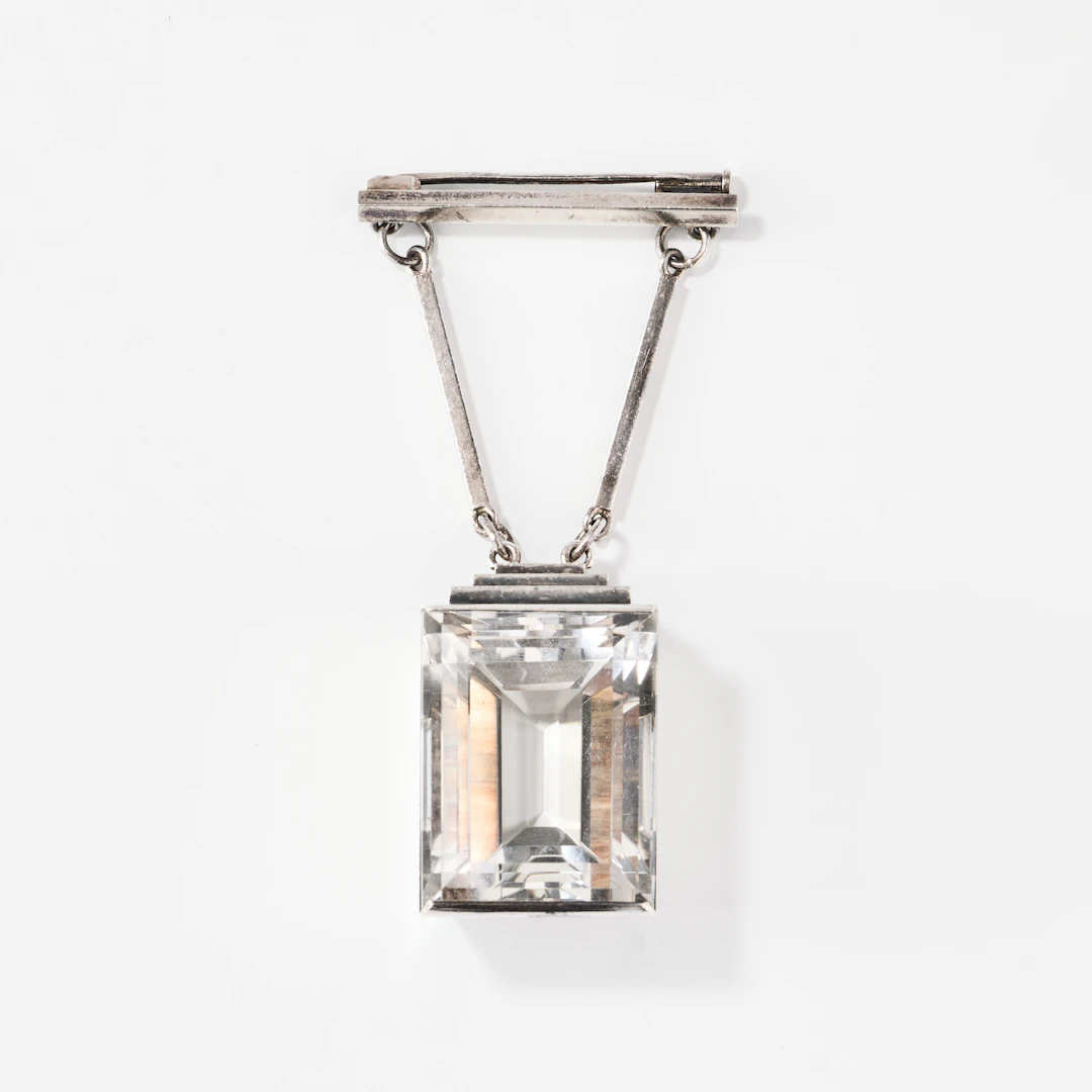 WIWEN NILSSON. Brosch, sterlingsilver och bergkristall. Lund 1947.