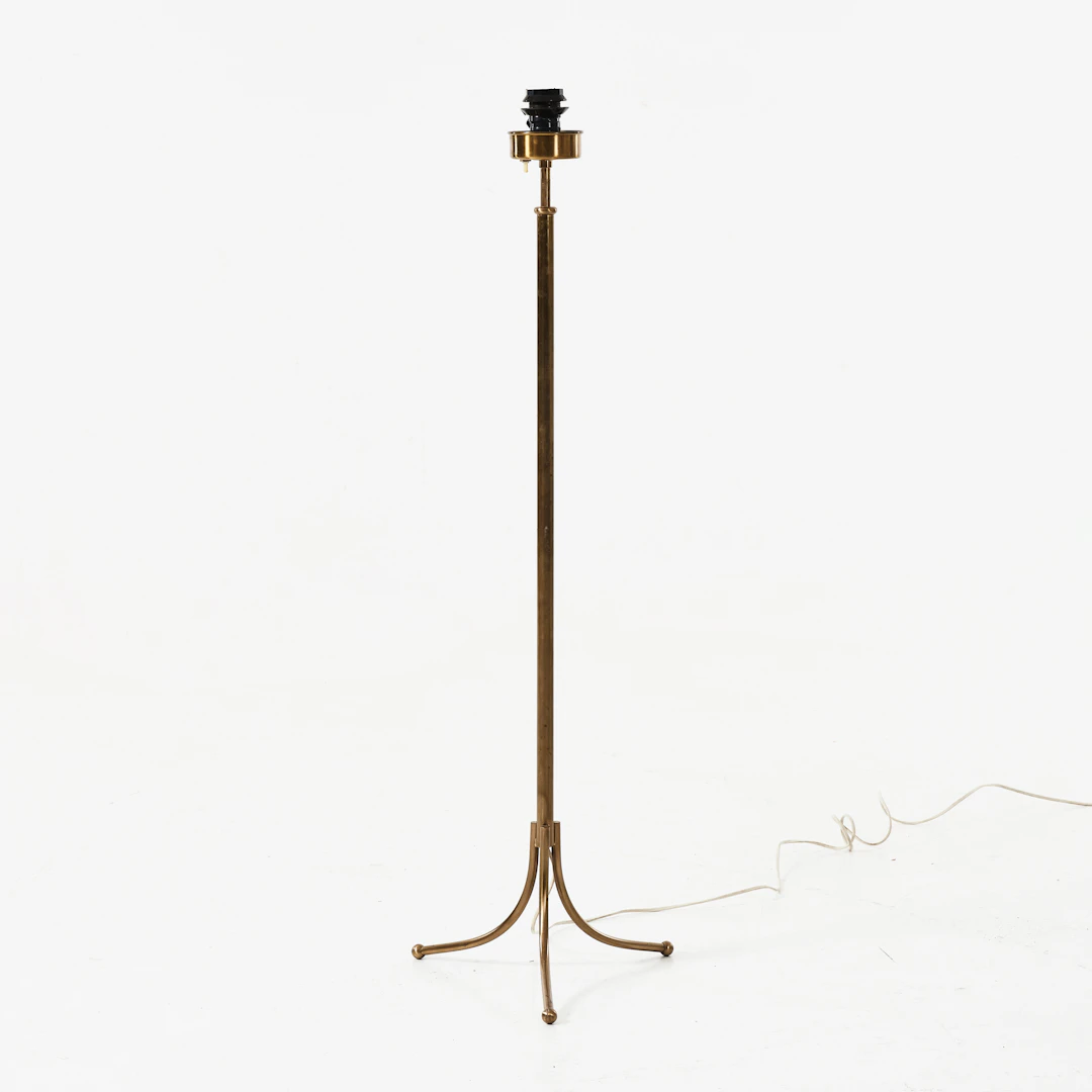 JOSEF FRANK. golvlampa, modell 2326, stomme i mässing, Firma Svenskt