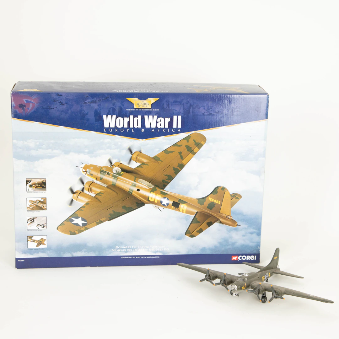 Zwei Flugzeugmodelle: Corgi Modell Flugzeug Boeing B-17 in OVP und