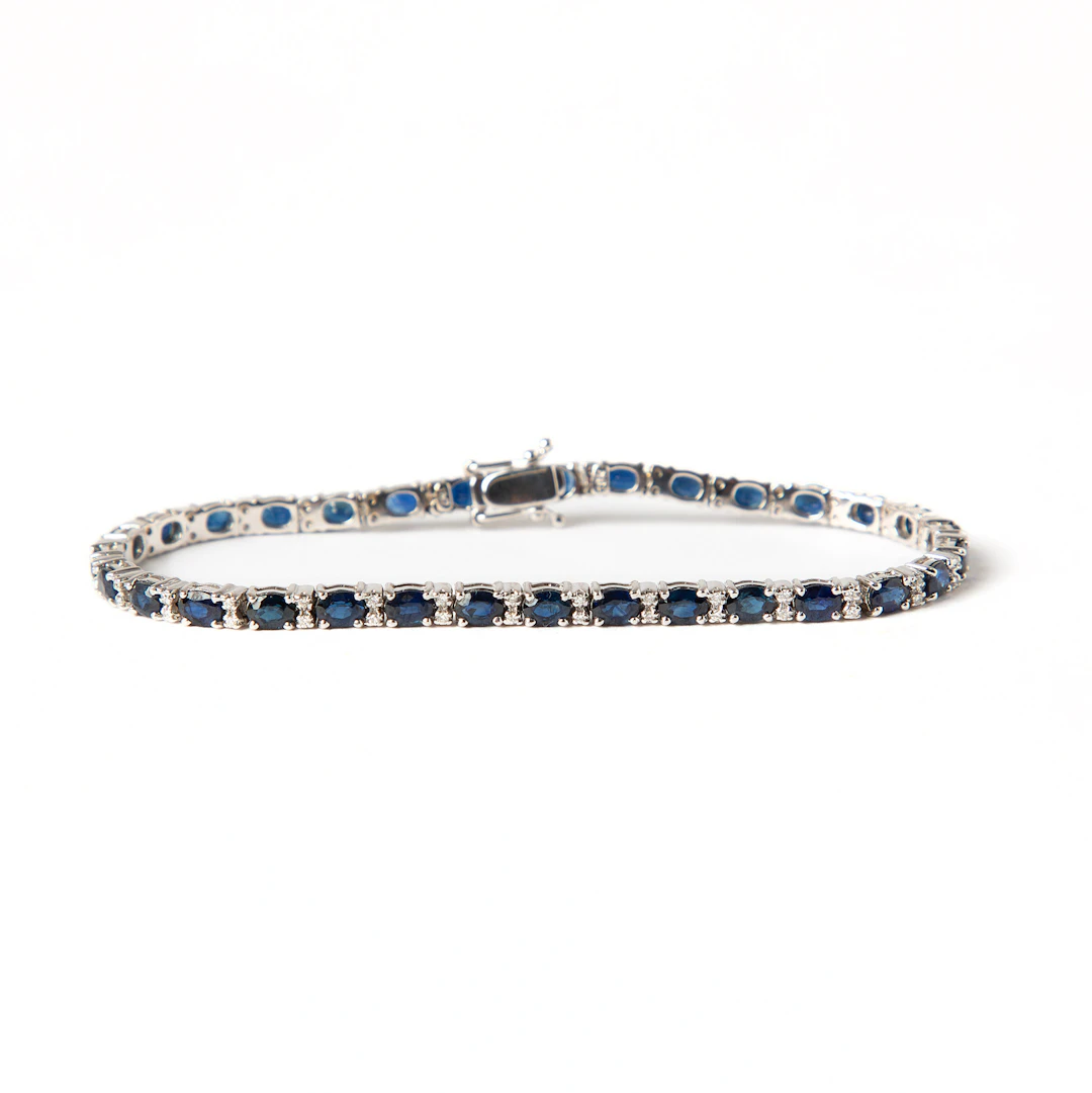 ARMBAND, 18K vitguld med ovalslipade safirer, totalt ca 11.0 ct samt