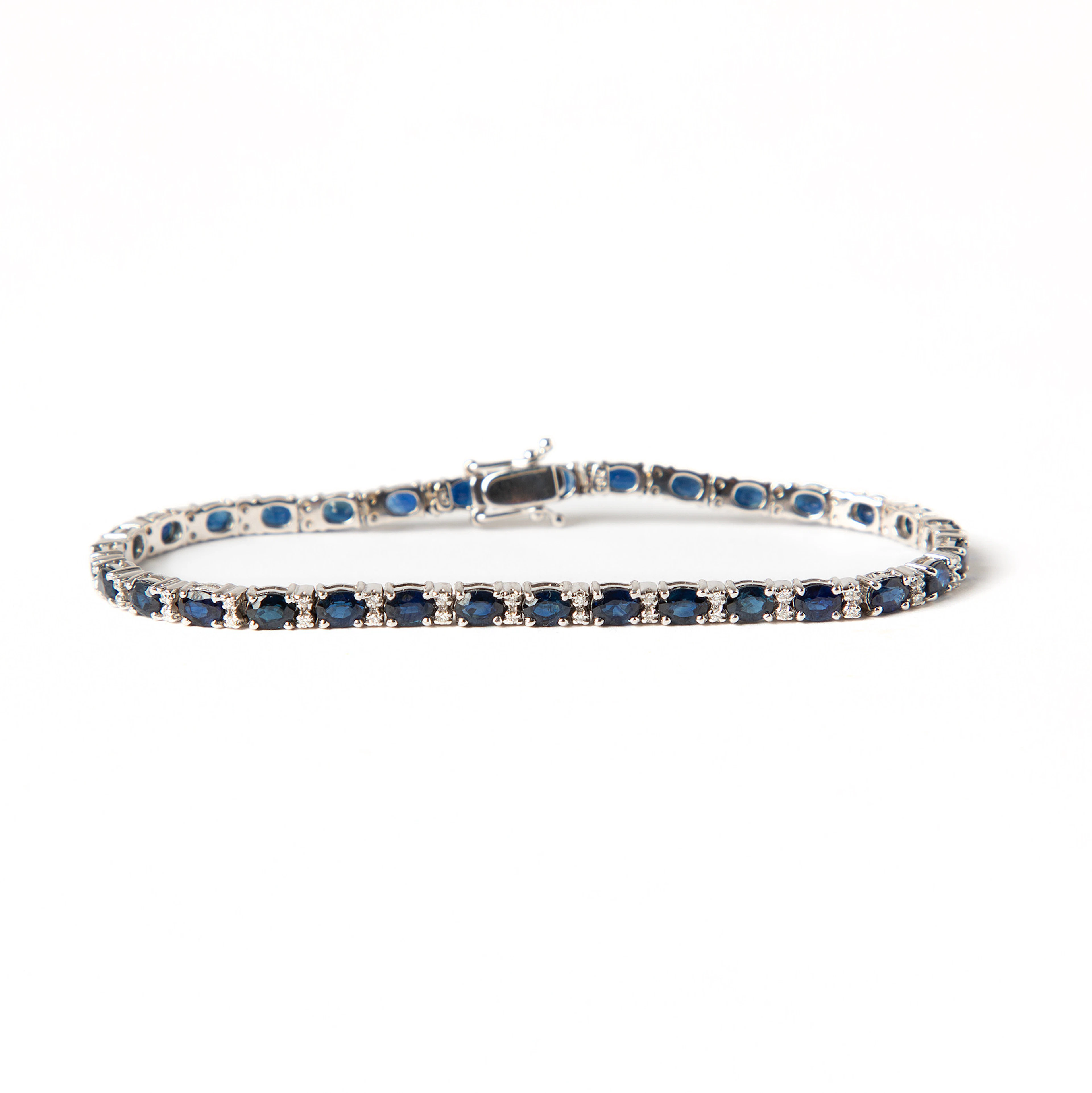 ARMBAND, 18K vitguld med ovalslipade safirer, totalt ca 11.0 ct samt