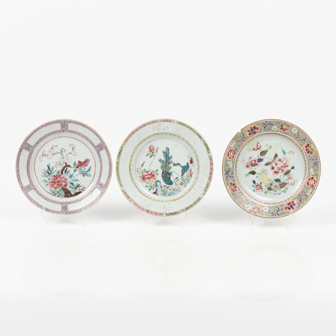 TALLRIKAR, 3 st, Famille Rose, Qingdynastin, Kina, 1700-tal.