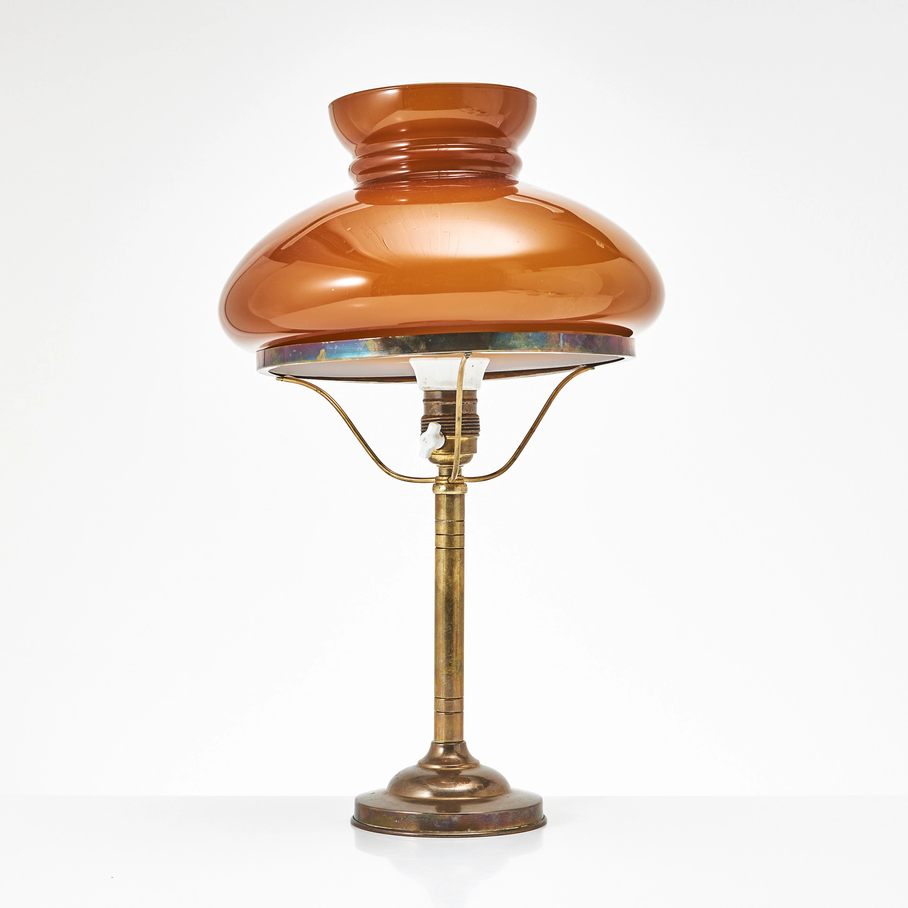 BORDSLAMPA, sk Strindbergslampa, 1900-talets första hälft, glaskupa i glas.