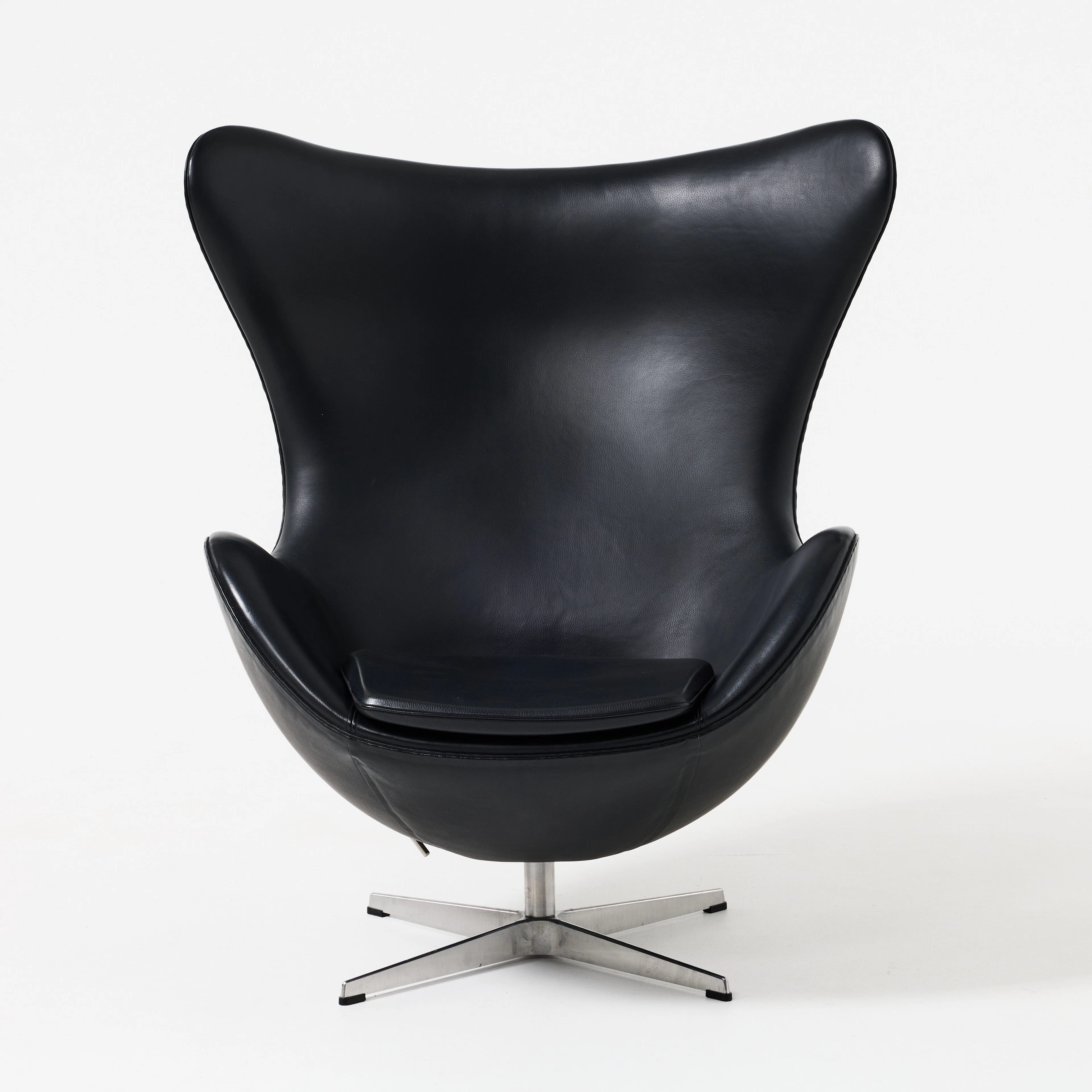 ARNE JACOBSEN. "Ägget", fåtölj, Fritz Hansen, Danmark 2002, fyrdelad