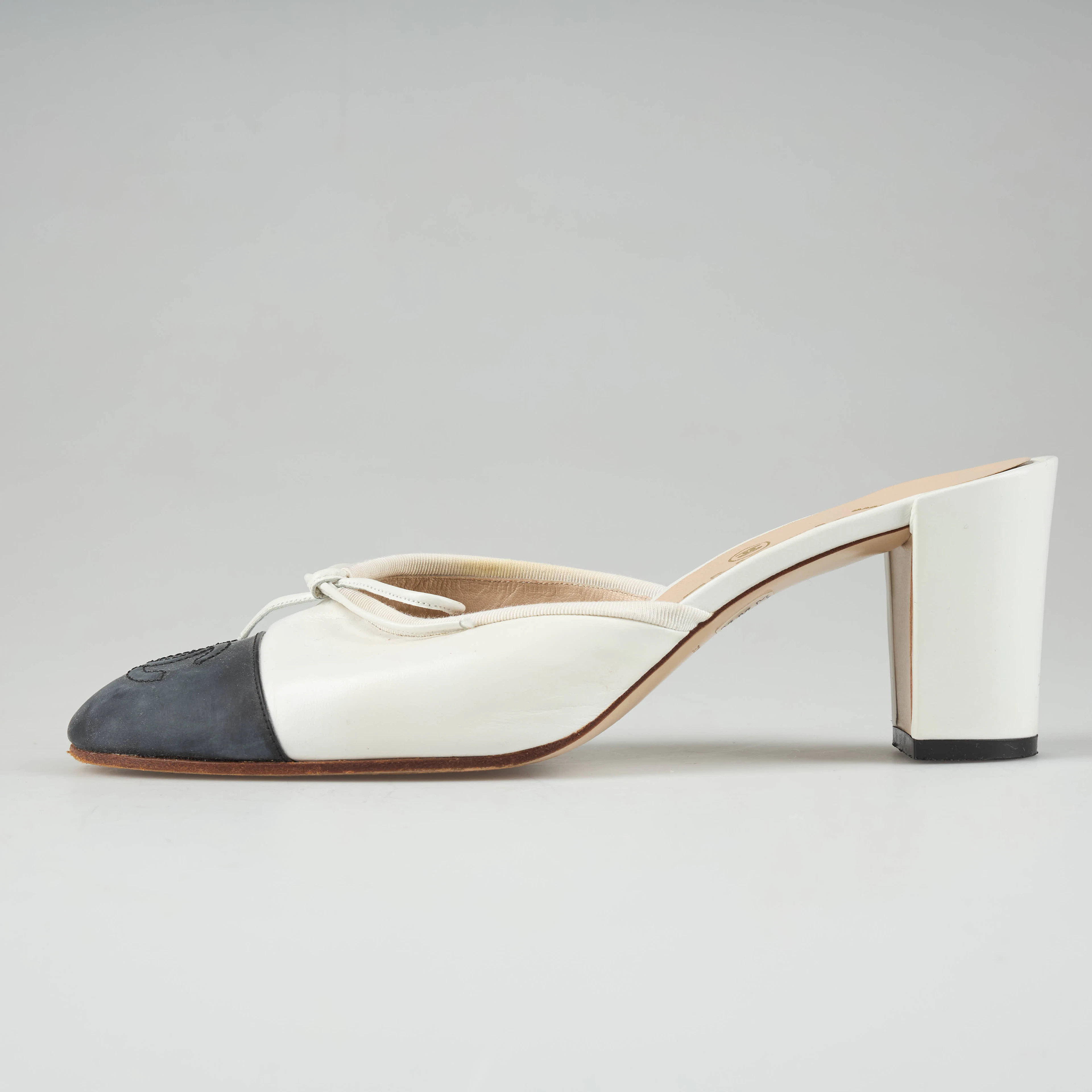 CHANEL, mules, läder.