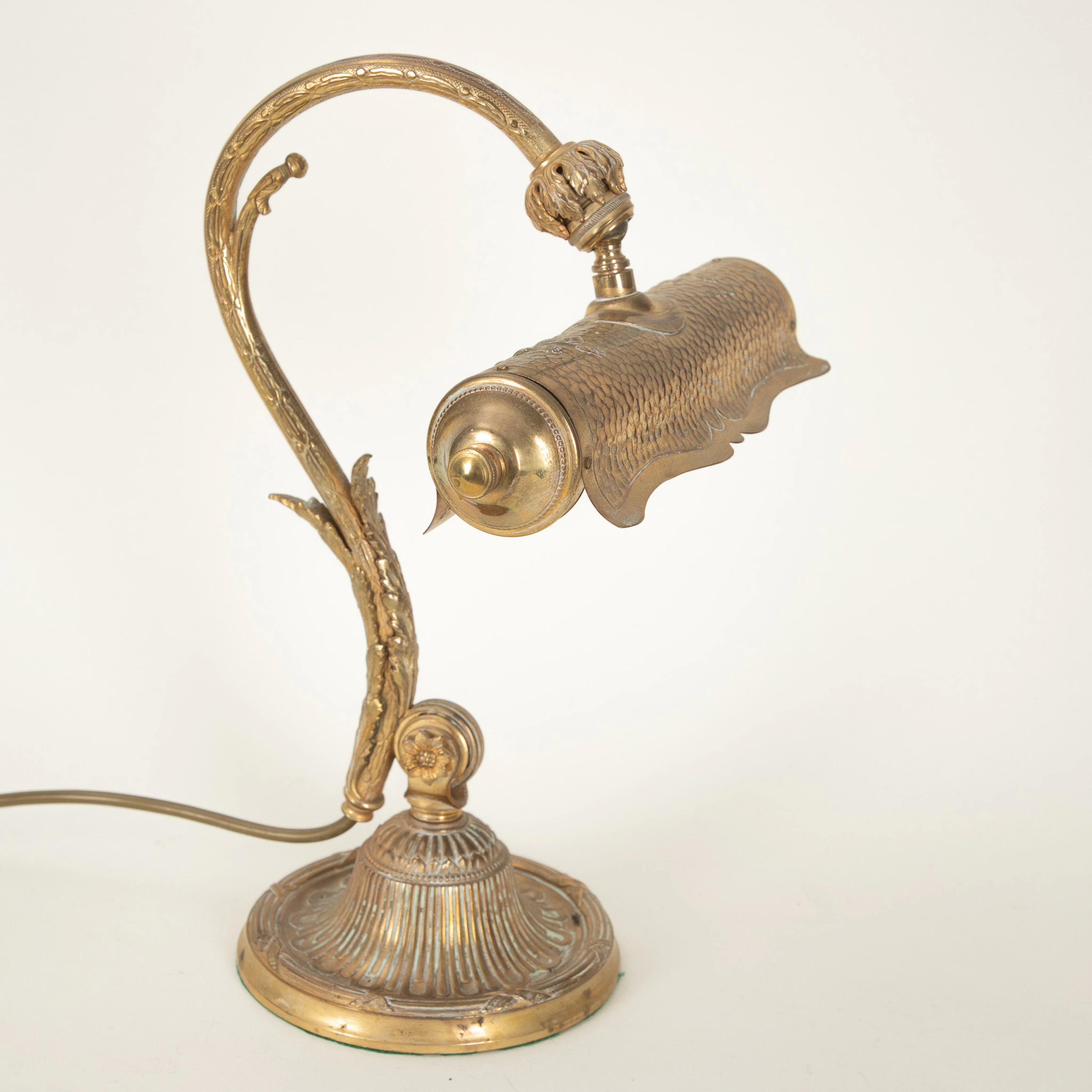 Art Nouveau Stil Klavierlampe / Schreibtischlampe, Messing mit Reliefdekor