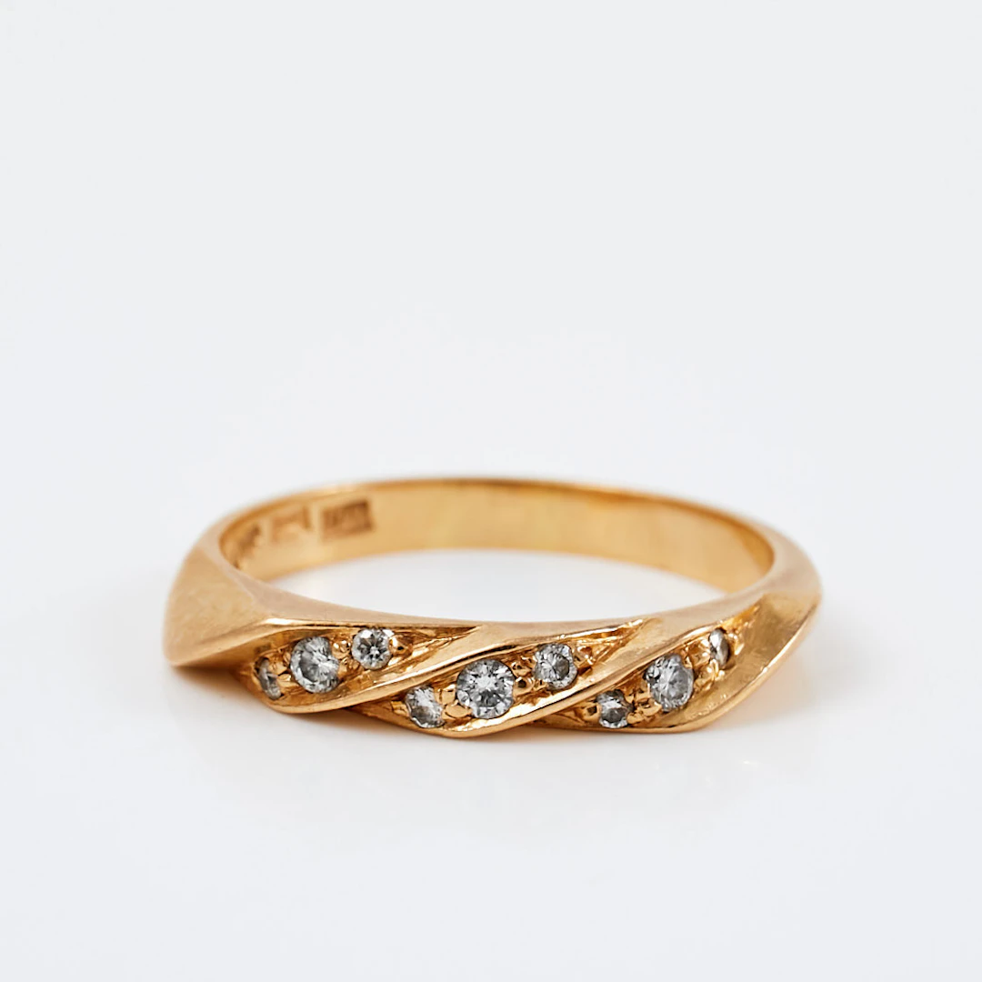 RING, 18 k guld, 9 briljantslipade diamanter, totalt 0,15 ct enligt