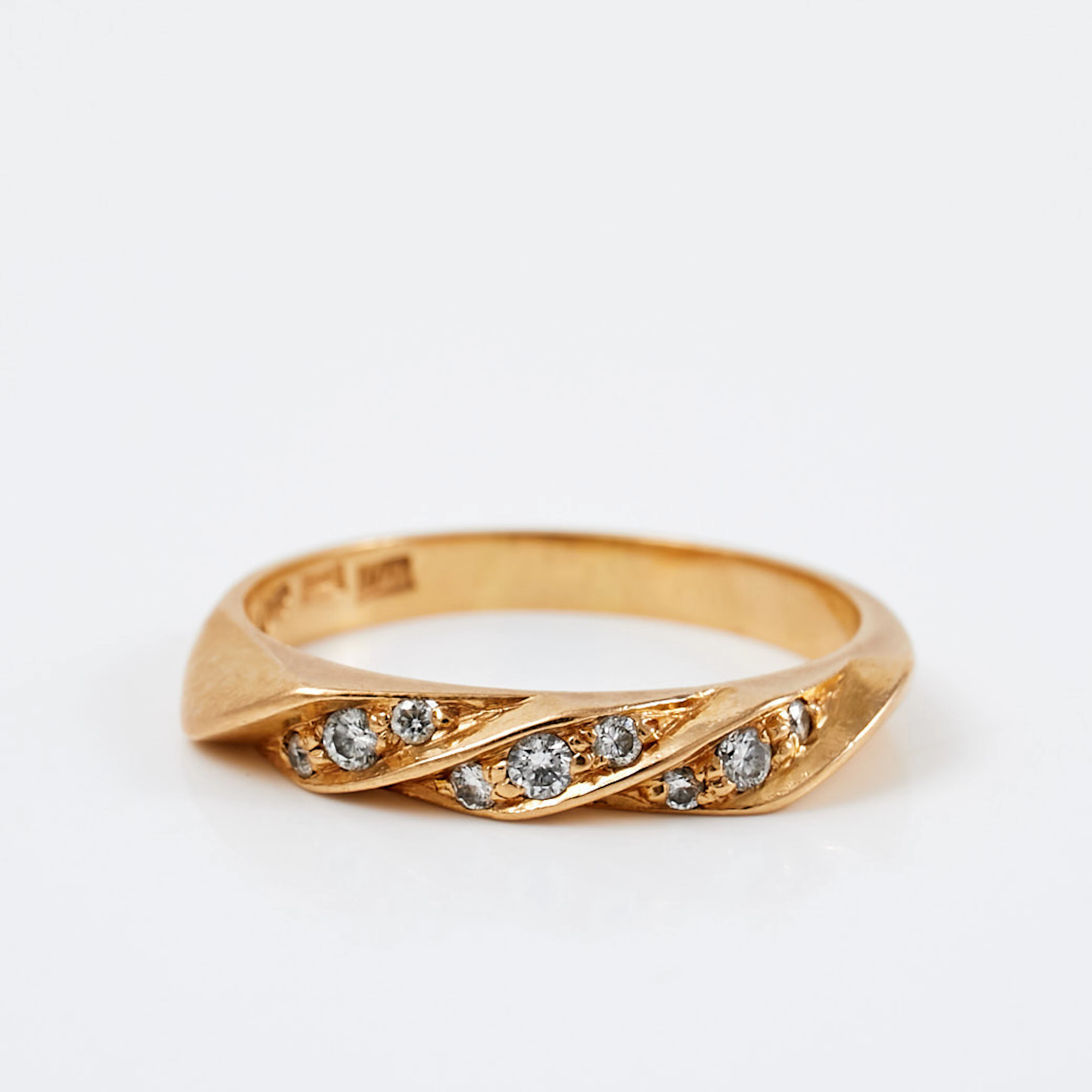 RING, 18 k guld, 9 briljantslipade diamanter, totalt 0,15 ct enligt