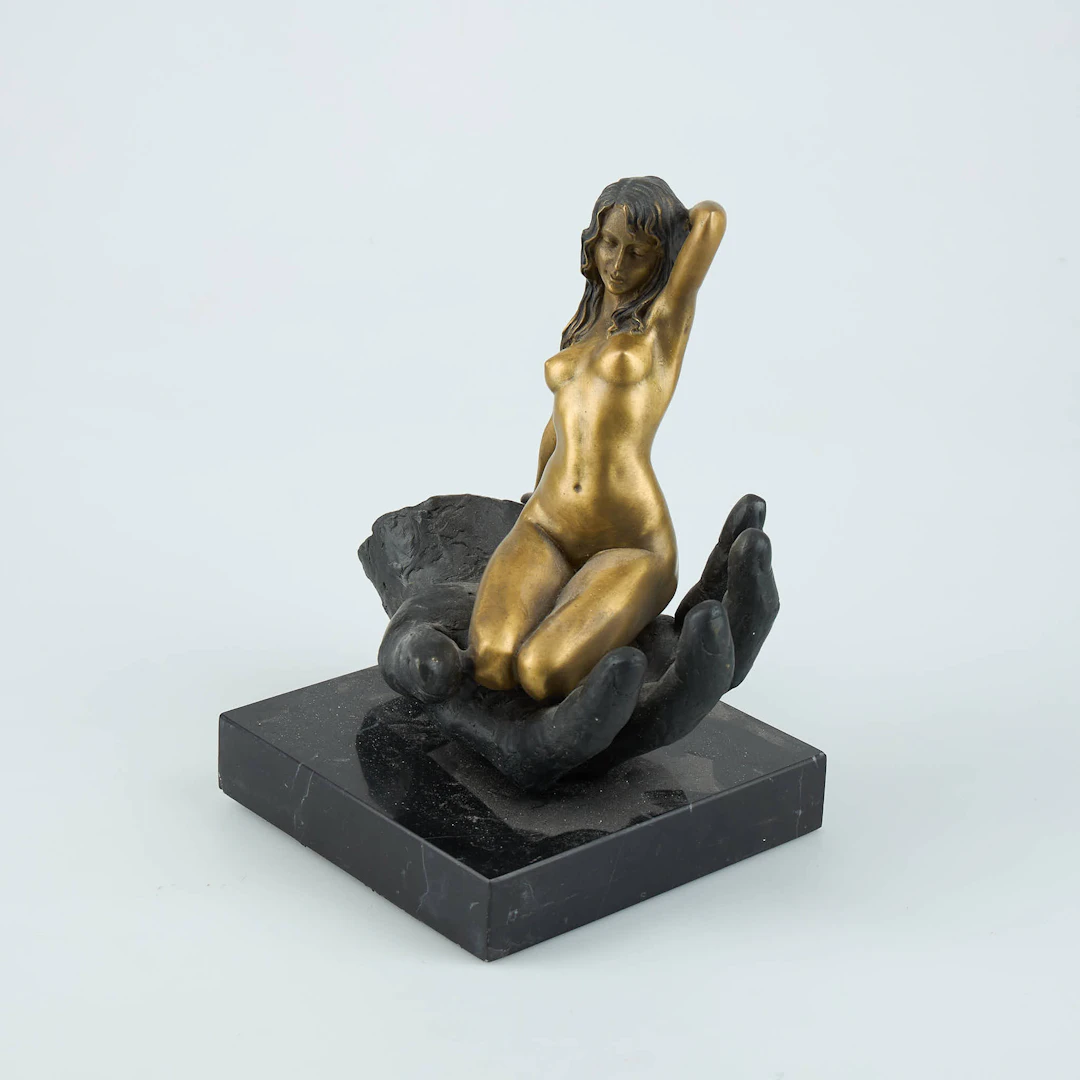 DEKORATIV SKULPTUR, patinerad brons, sockel av marmor, modern tillverkning.