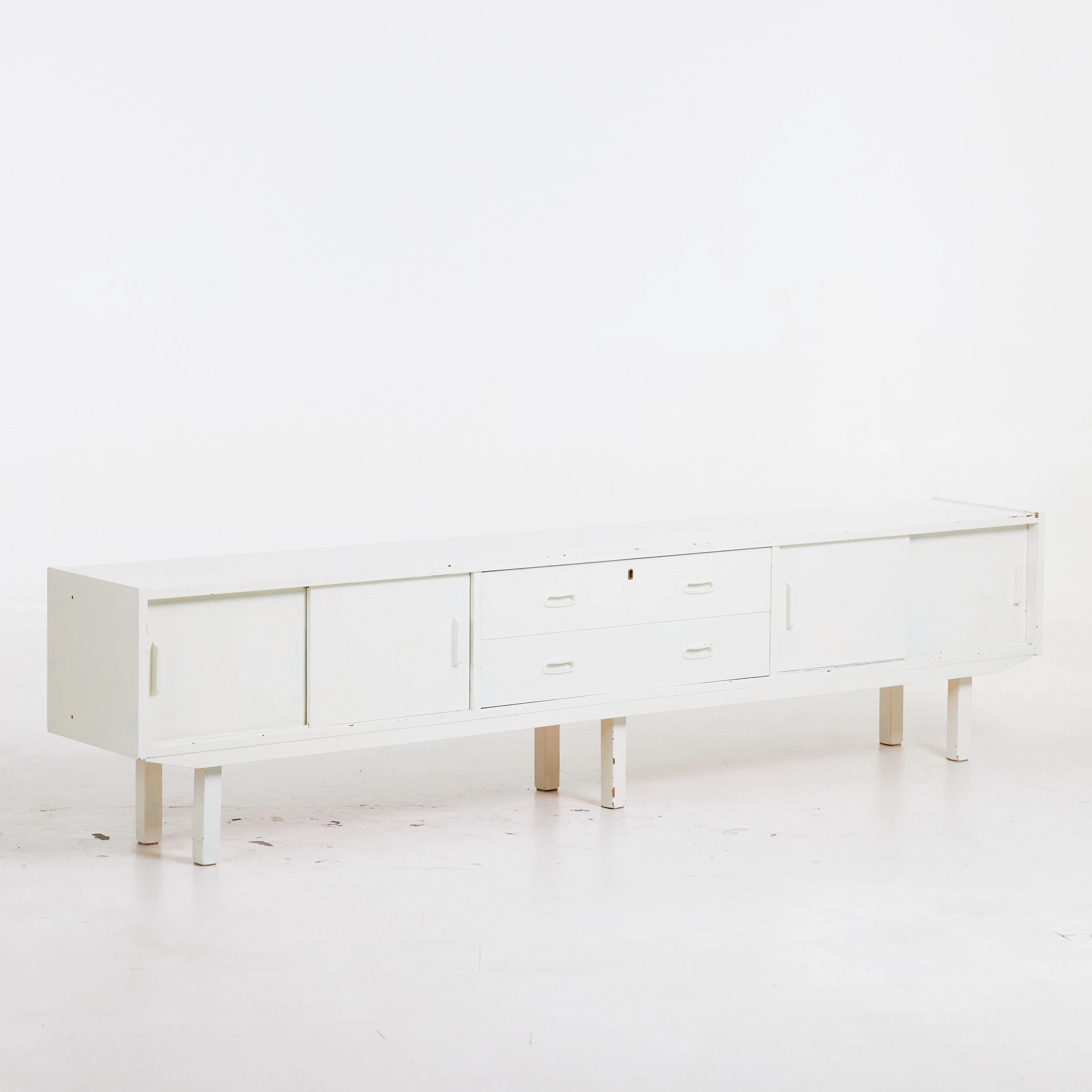 SIDEBOARD, 1960-tal, skjutdörrar samt mittenparti med utdragbara lådor