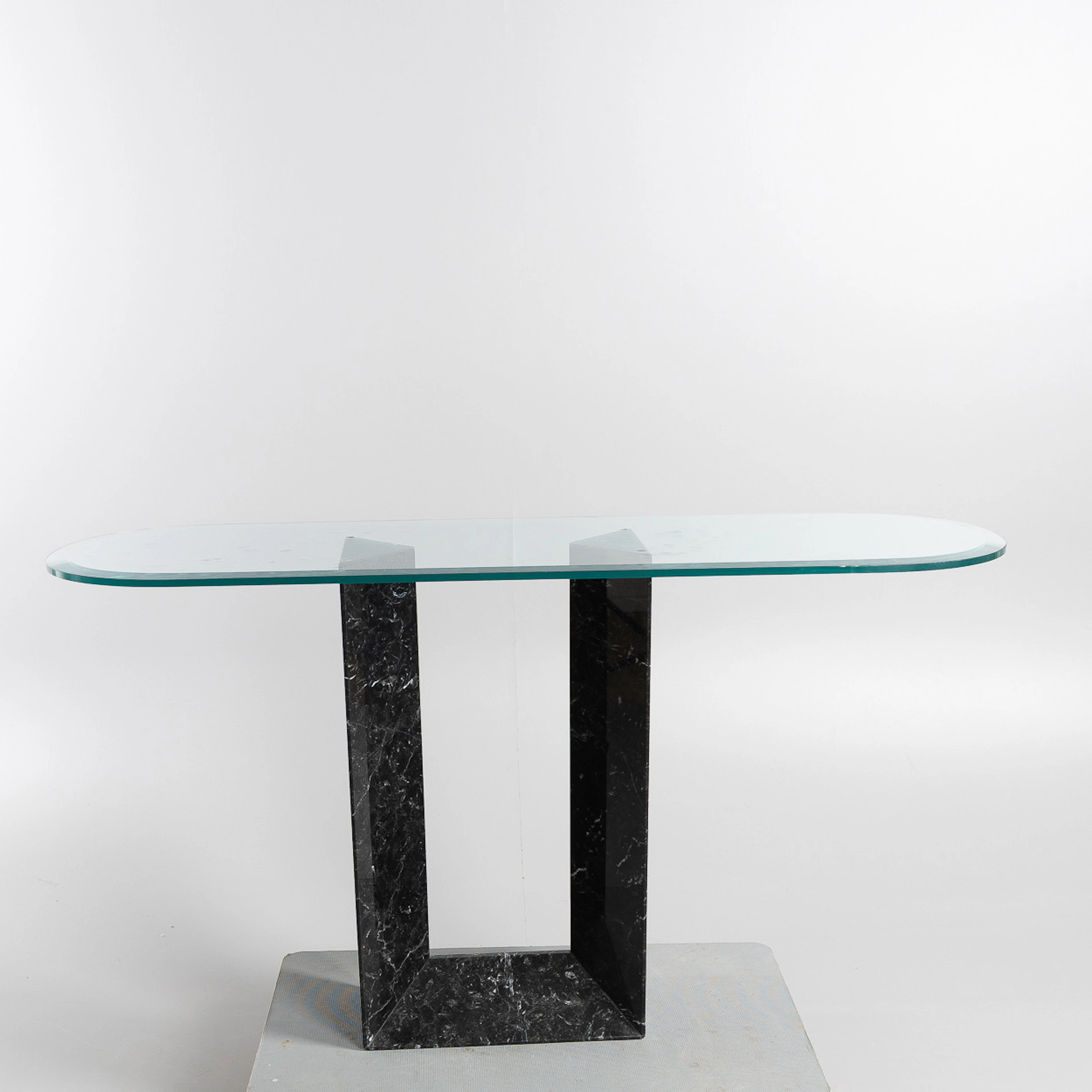 SIDOBORD, marmor med glasskiva, Cattelan, Italien, 1900-talets andra hälft.