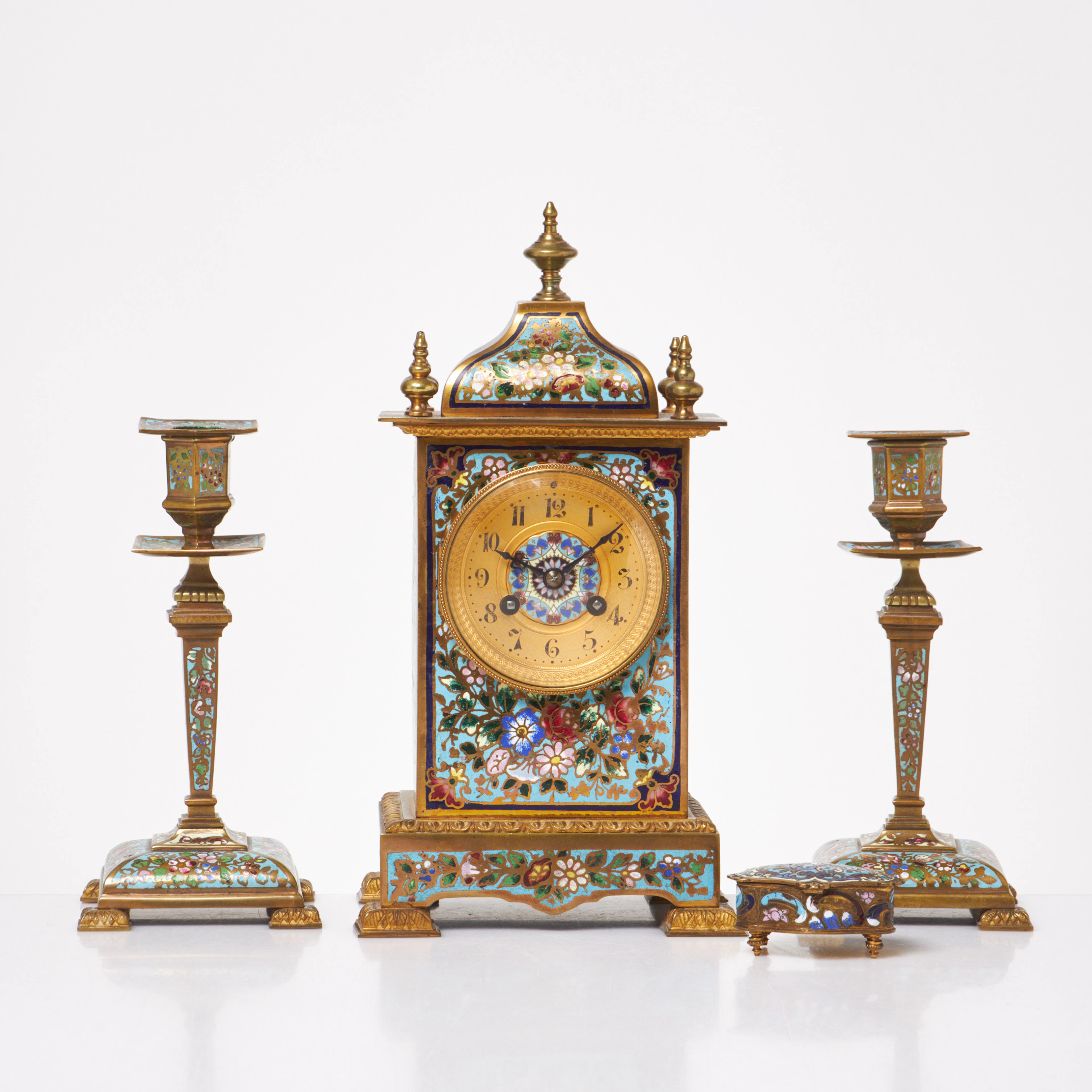 BORDSUR, LJUSSTAKAR, LOCKASK, 4 dlr, cloisonné, 1900-talets första hälft.