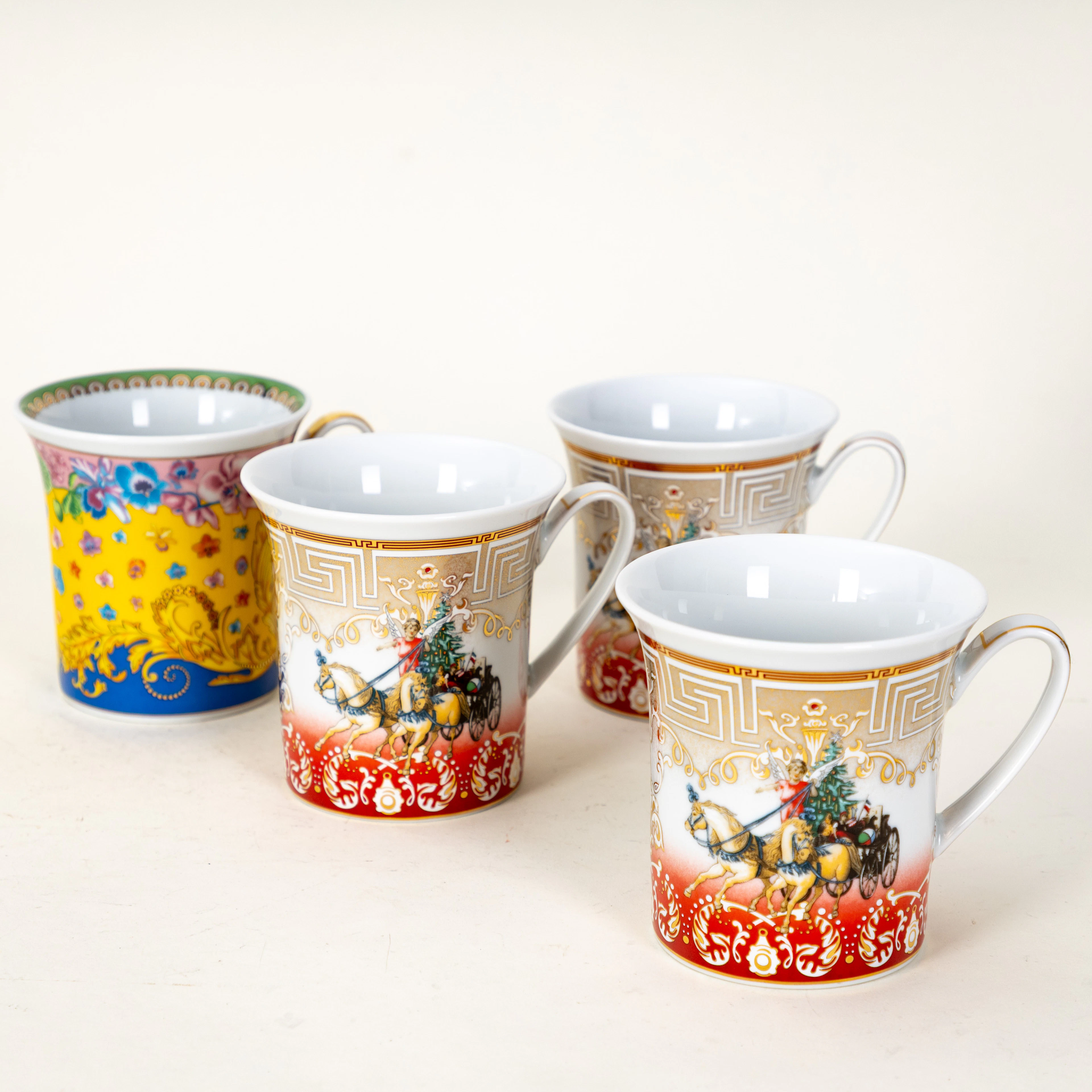 VERSACE. Vier Becher Chrismas Chariot Kollektion und ´Primavera` für