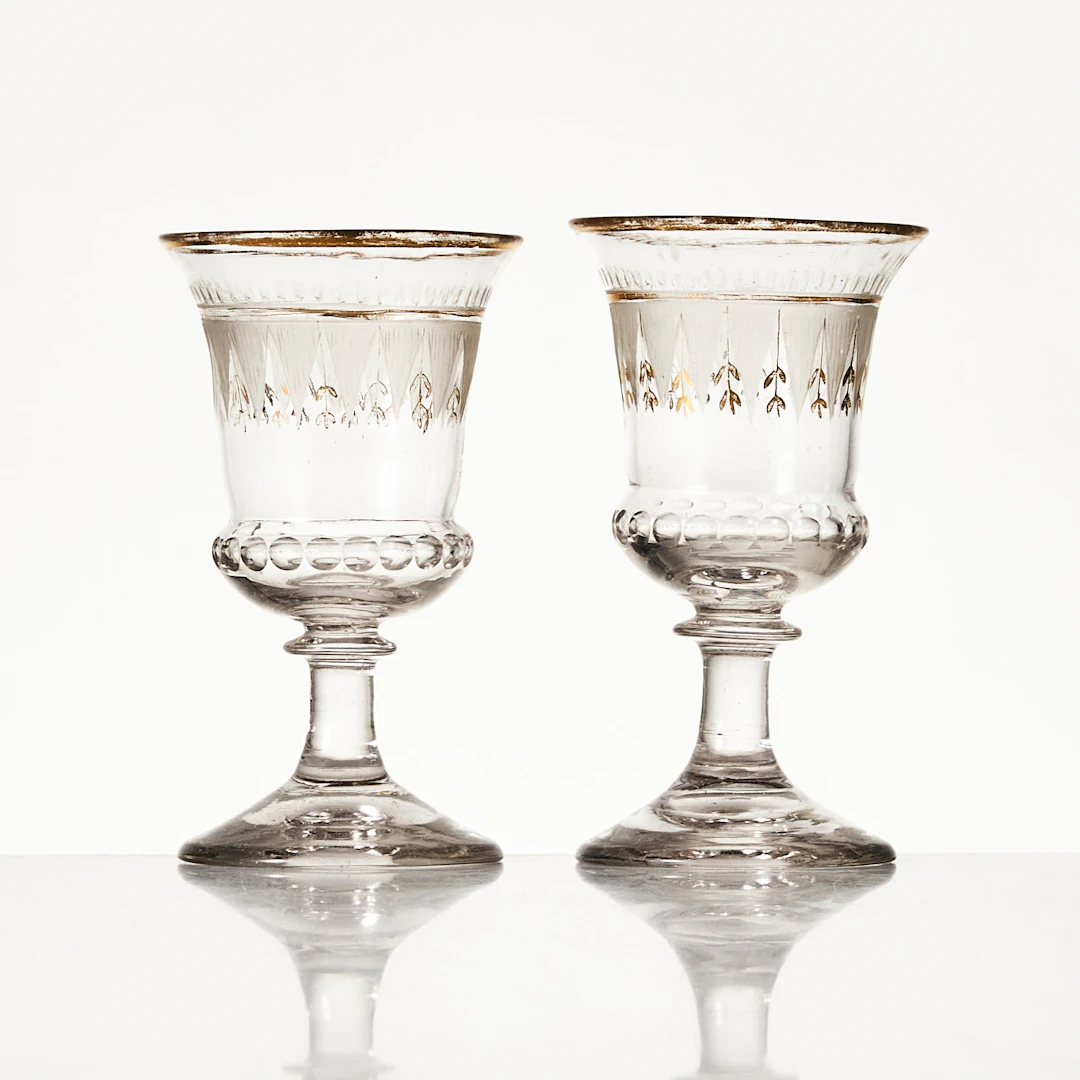 VINGLAS, 1 par, 1800-talets mitt. Etsad dekor, detaljer i guldfärg.