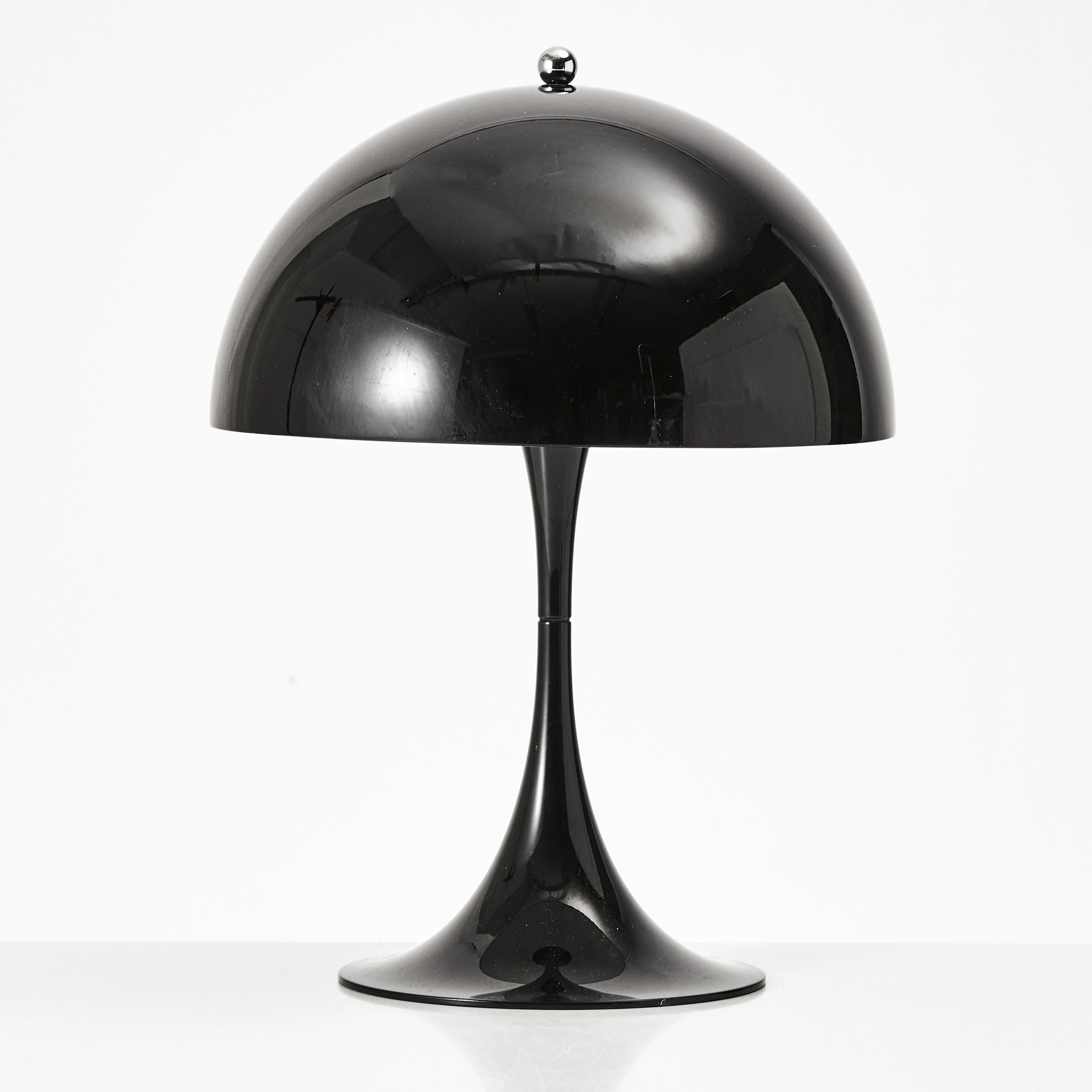 VERNER PANTON. Bordslampa, "Panthella", Louis Poulsen, Danmark.