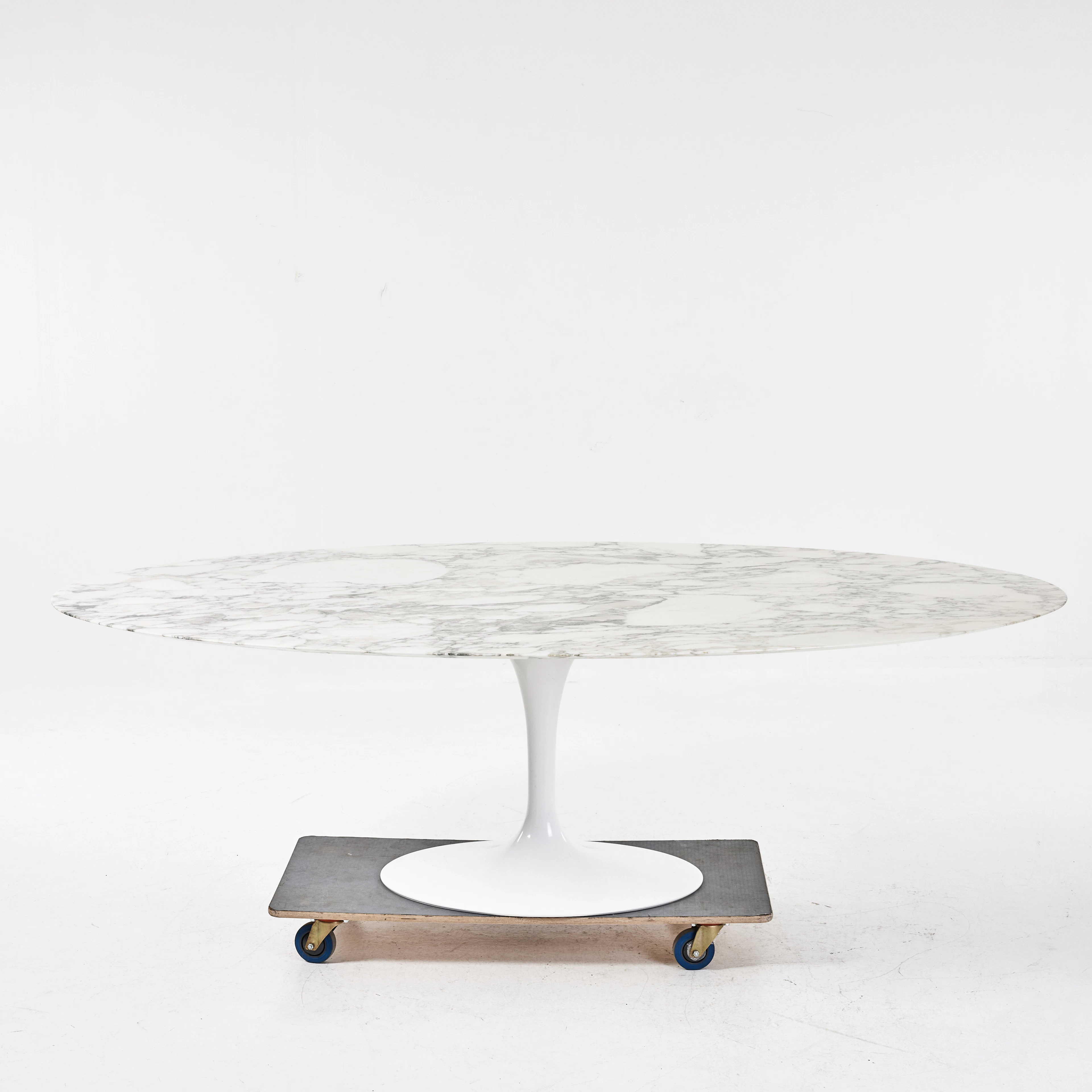 EERO SAARINEN. "Tulip", matbord, Knoll, skiva i marmor med pelarfot