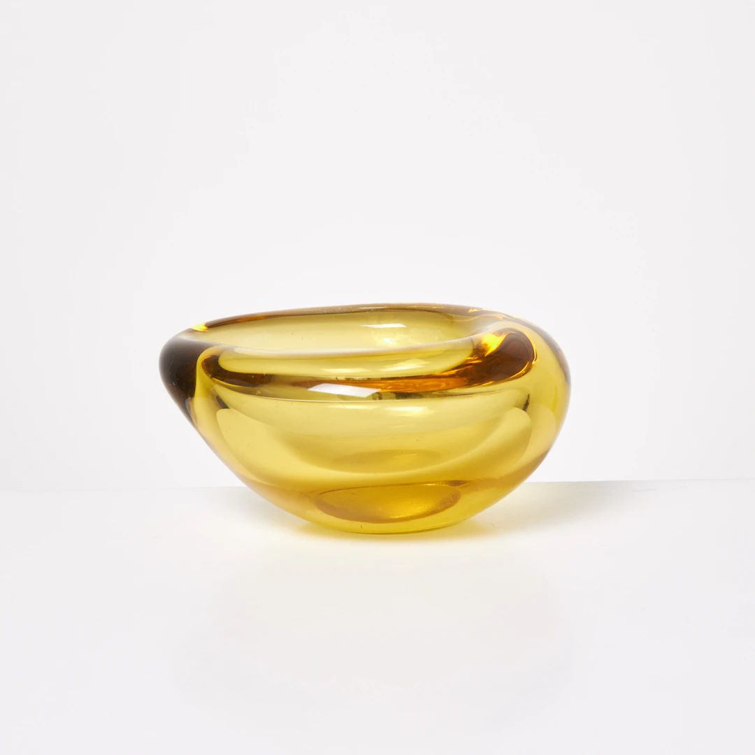 TAPIO WIRKKALA. Pipskål, gultonad glasmassa, signerad Tapio Wirkkala, Iittala.