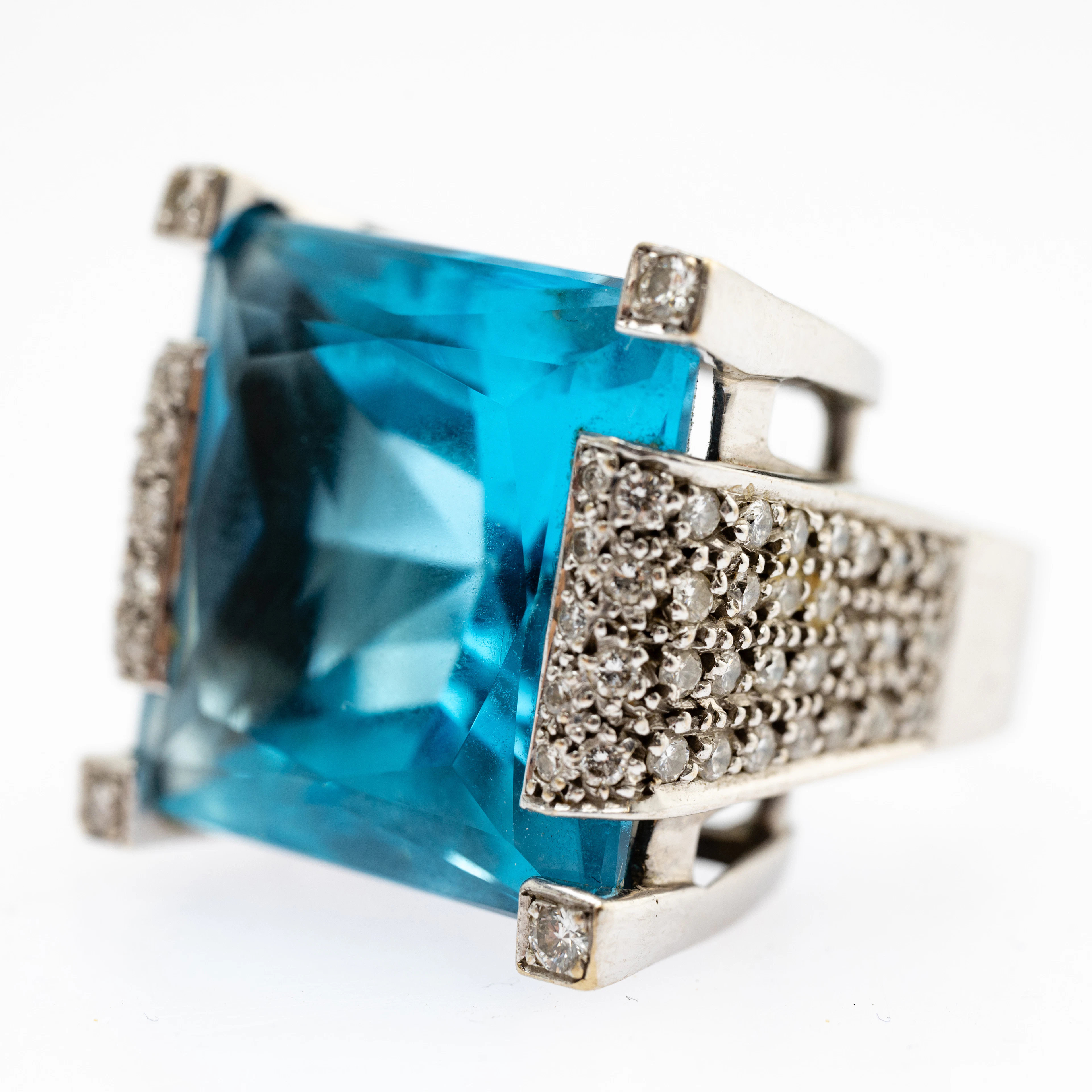 Topas Ring mit Diamanten.