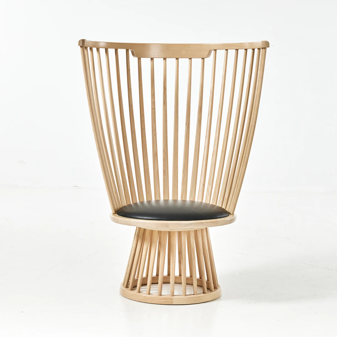 TOM DIXON. Fan lounge chair, ask och läder, välvd form.