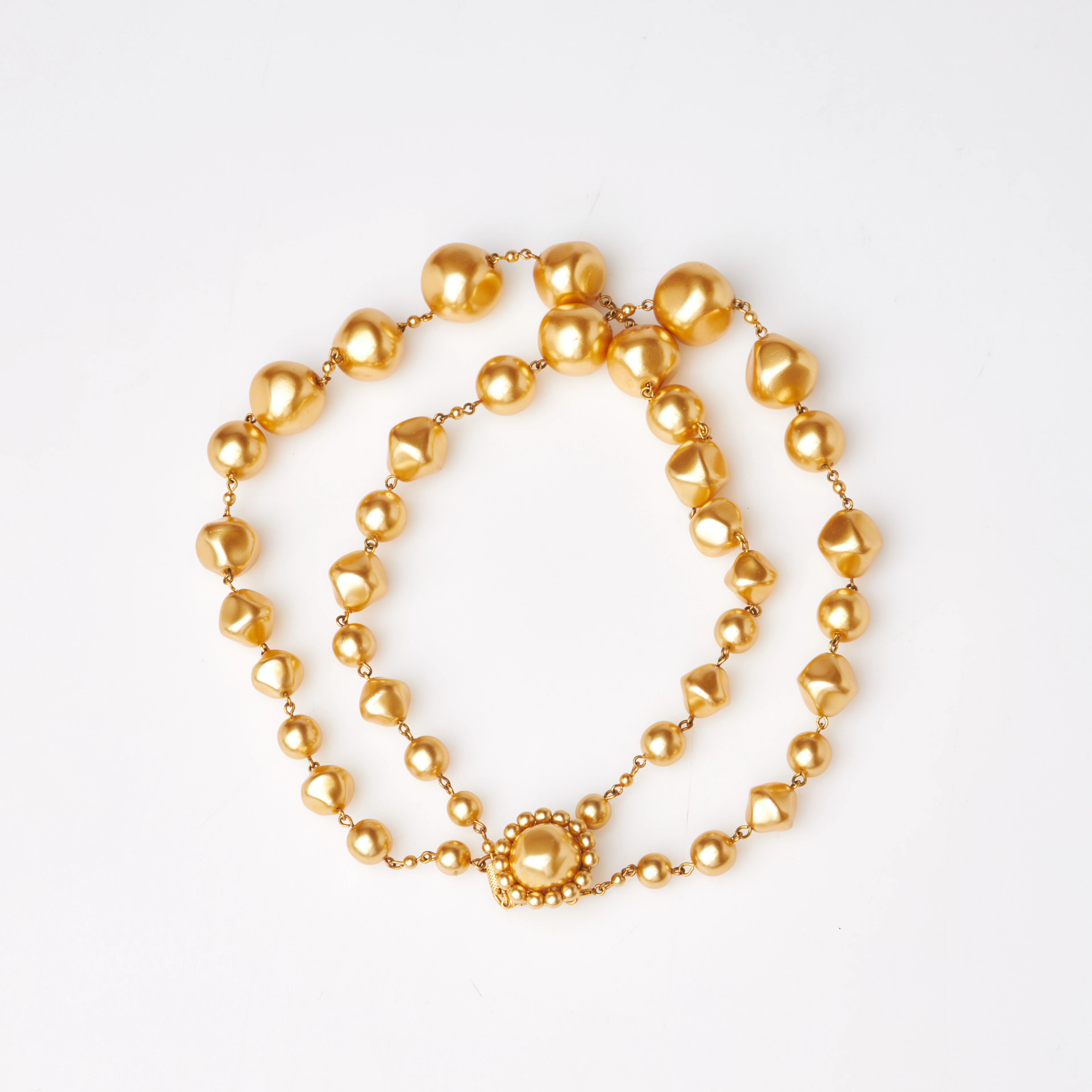 GERARD DAREL. Collier, "Jackie Kennedy", tvåradigt, gulmetall, lackerat