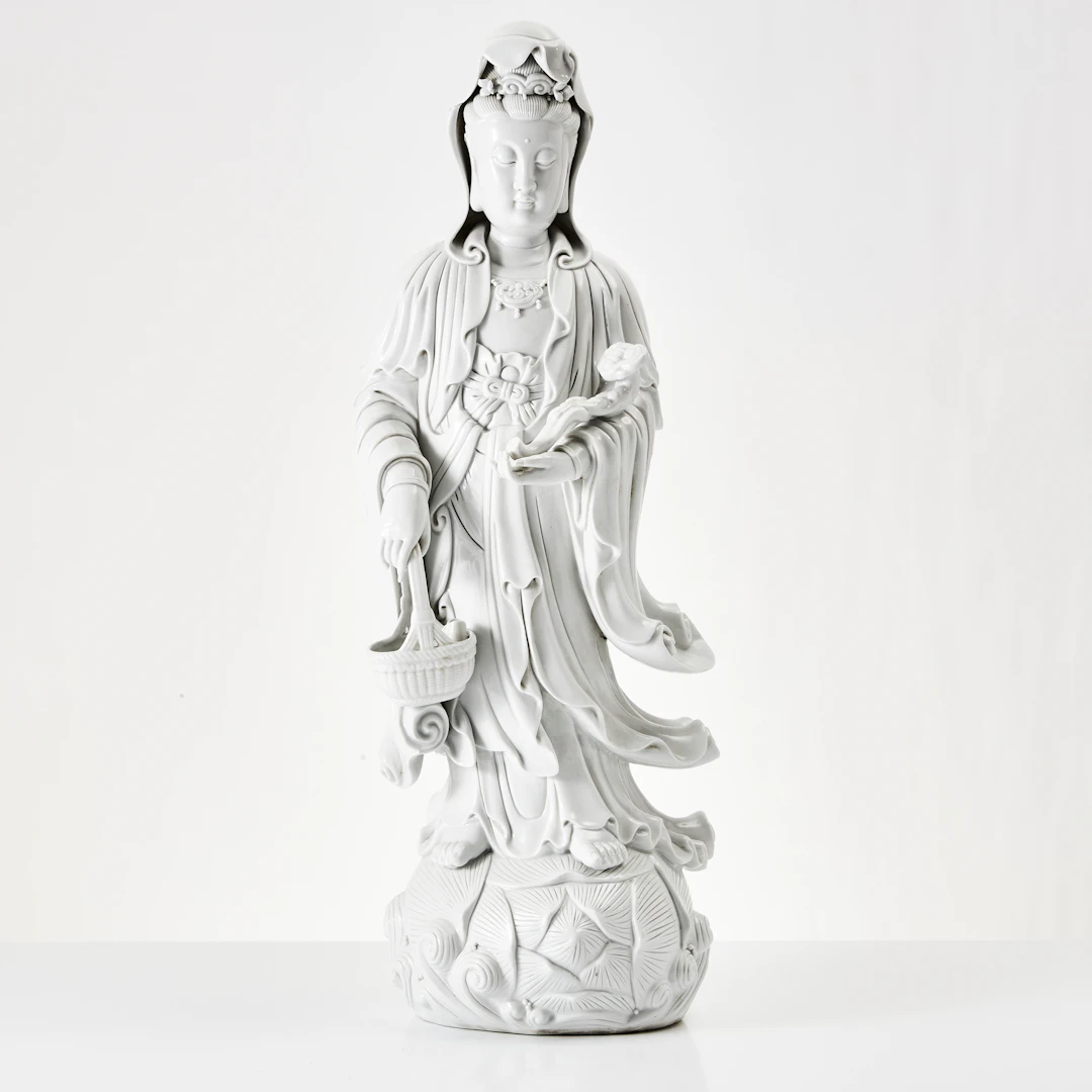 GUANYIN, porslin, Kina, 1900-tal, Blanc-de-Chine, märkning på ryggen.