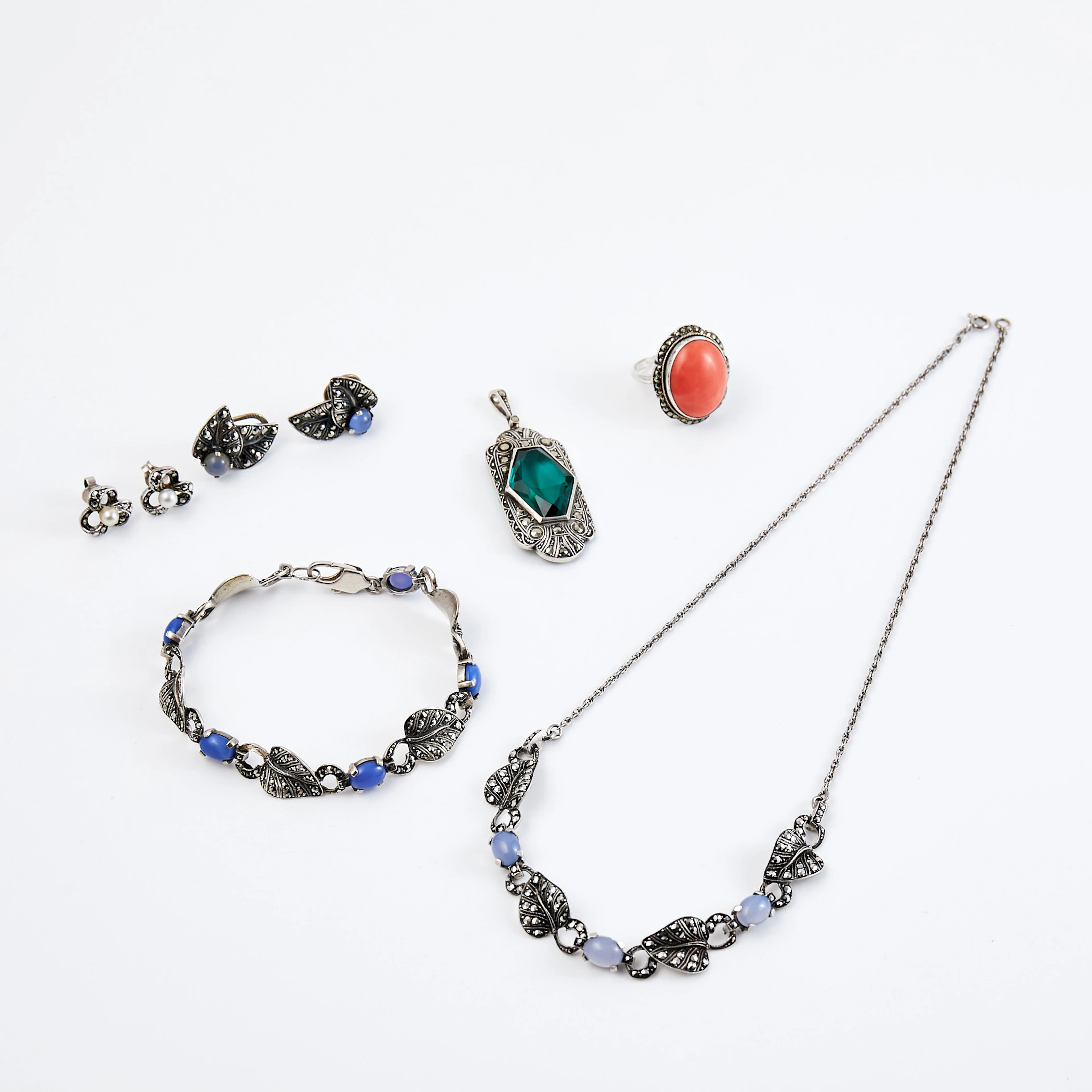HÄNGE, HALSBAND, ARMBAND, RING, ÖRHÄNGEN, 1 par samt ÖRCLIPS, 1 par