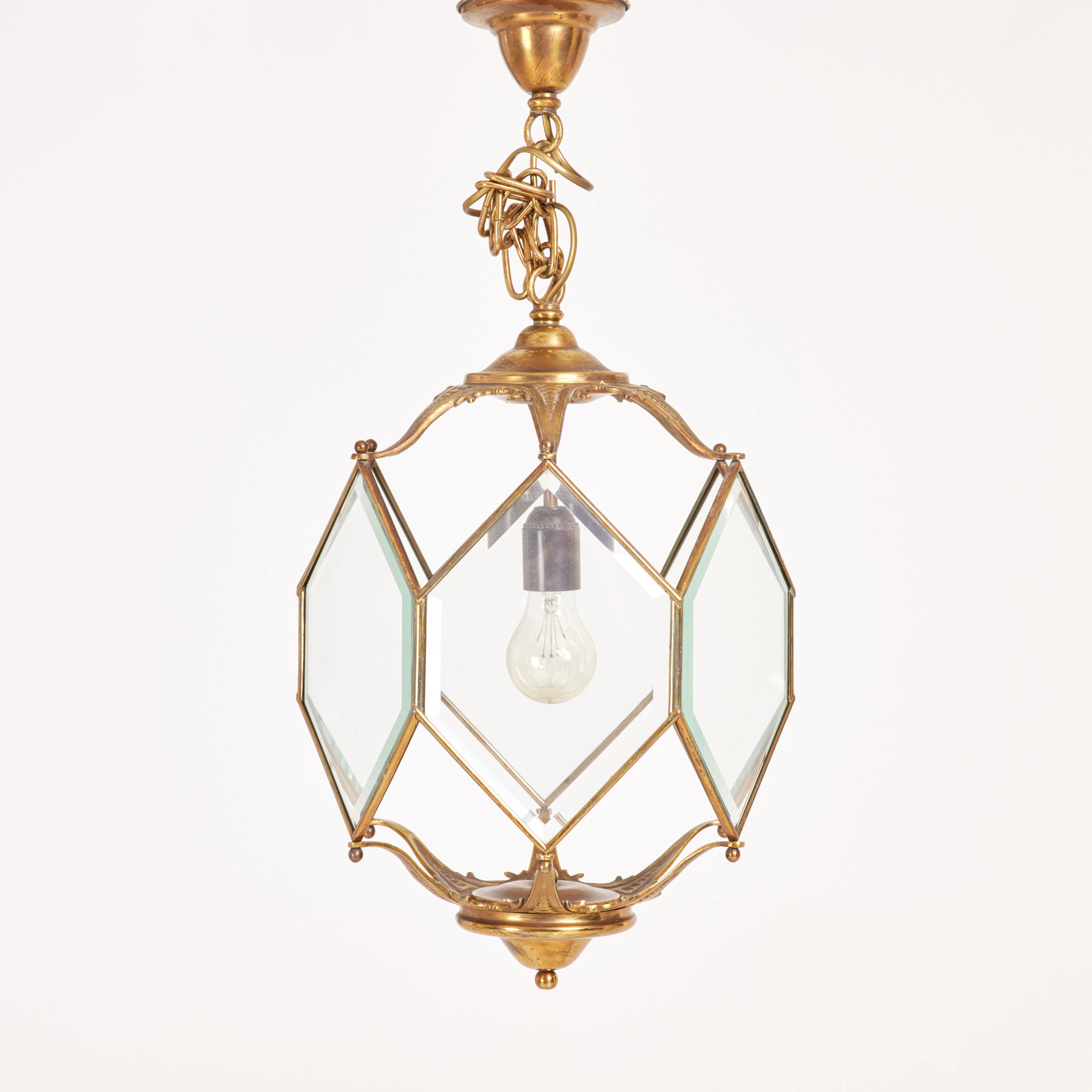 HALLYKTA. Stomme i mässing, fasettslipat glas, 1900-tal.
