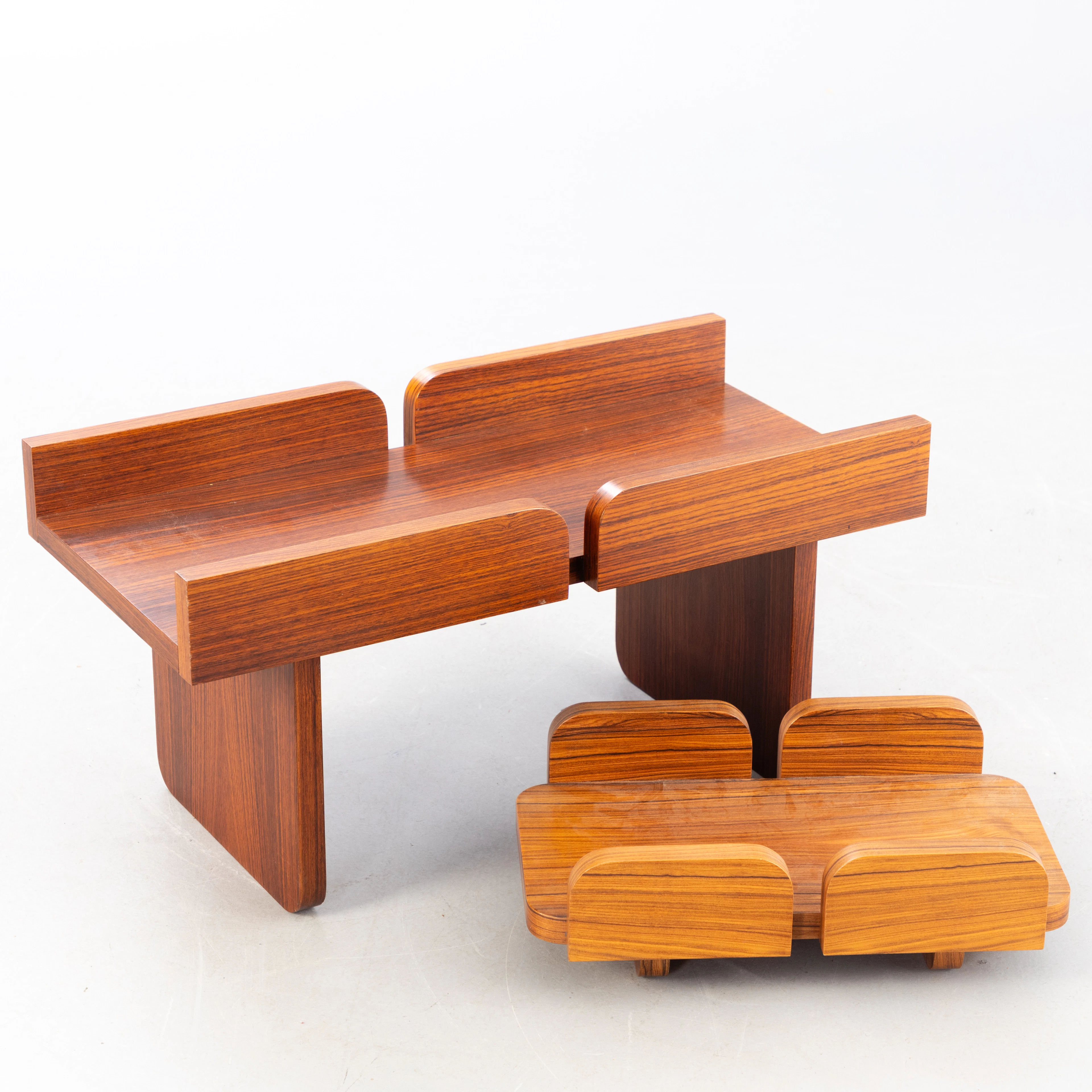 Zwei Blumenbänke / Low Tables / Tisch + Tablett, 2. Hälfte 20. Jh. (2).