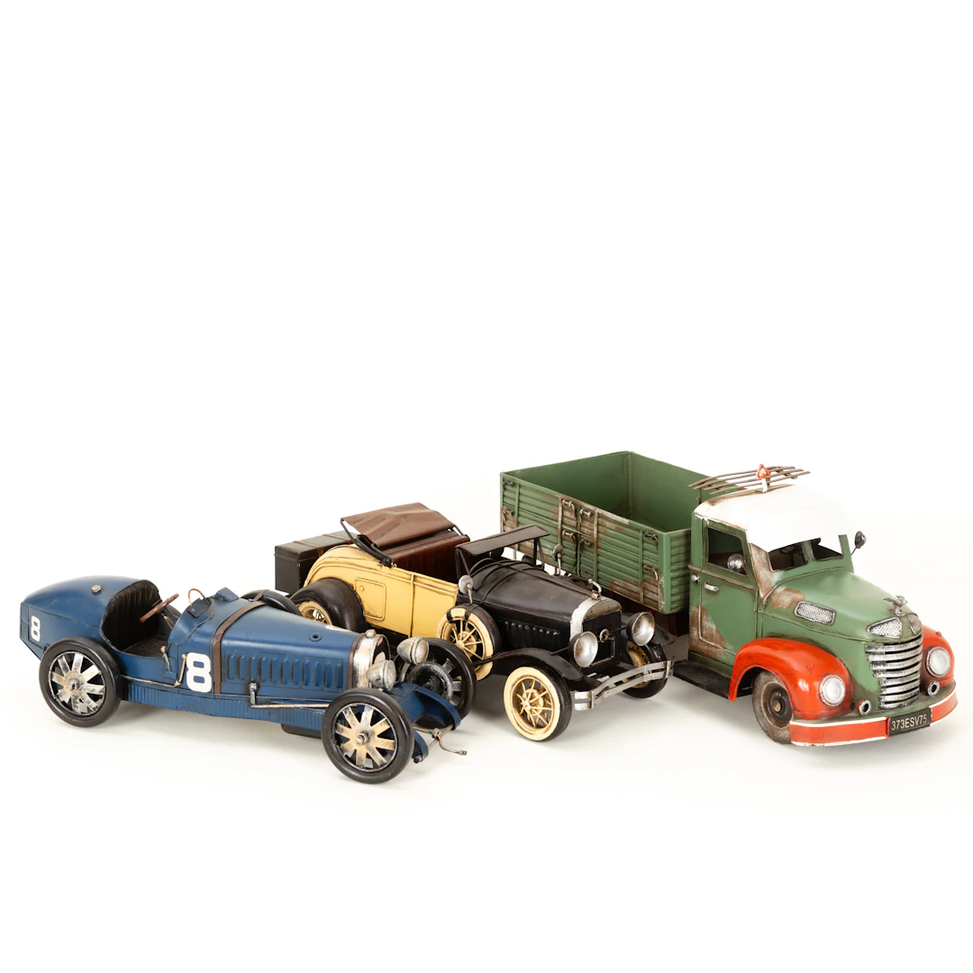 Drei Modellautos / Dekorationsmodelle: LKW, Bugatti und ein Oldtimer