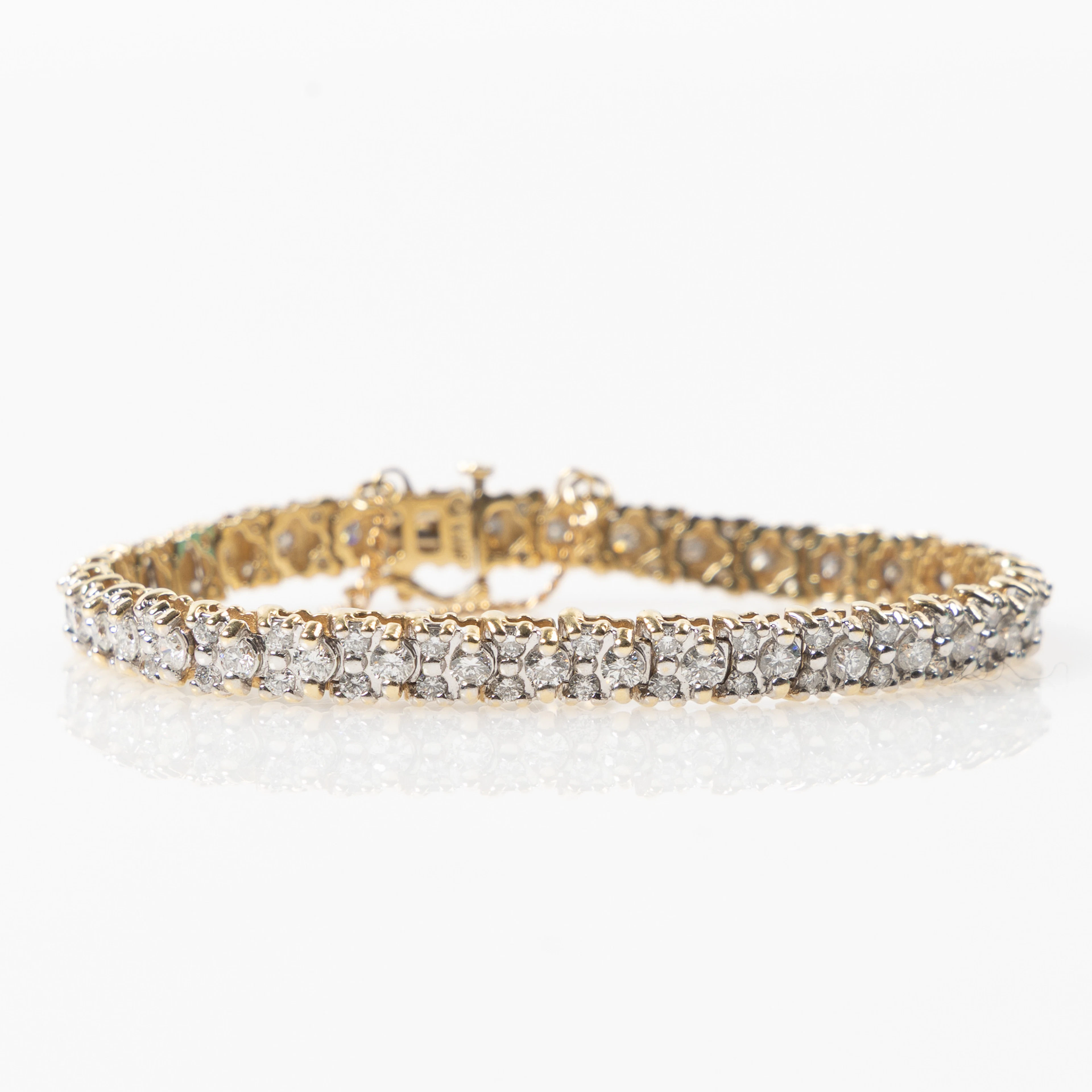 ARMBAND, 14K guld och vitguld med briljantslipade diamanter, totalt ca 5.76 ct.